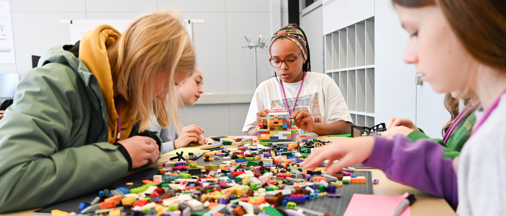 Mädchen entwickeln Lego-Schiffe.