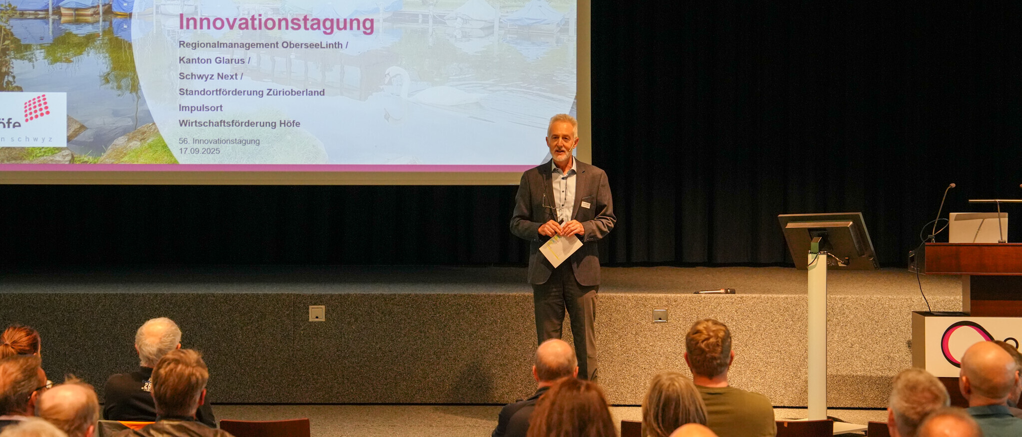 Begrüssung durch Prof. Alex Simeon.