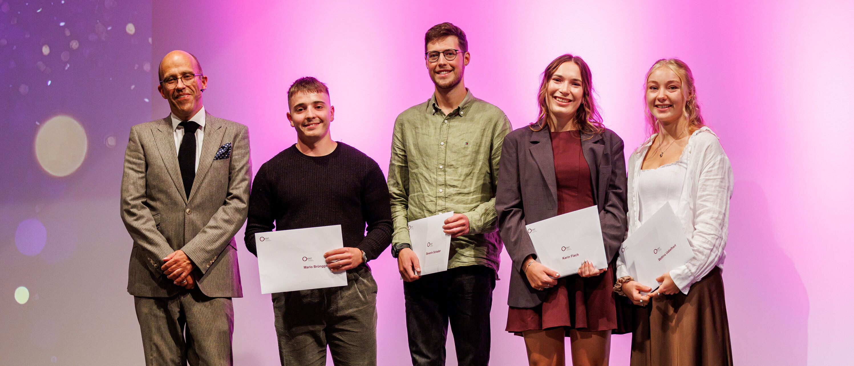 Studiengangsleiter Raumplanung Prof. Carsten Hagedorn mit den Preisträgern Mario Brüngger und Severin Schader sowie den Preisträgerinnen Karin Flach und Bettina Uebelhart (Foto: Damian Imhof) Studiengangsleiter Raumplanung Prof. Carsten Hagedorn mit den Preisträgern Mario Brüngger und Severin Schader sowie den Preisträgerinnen Karin Flach und Bettina Uebelhart (Foto: Damian Imhof)