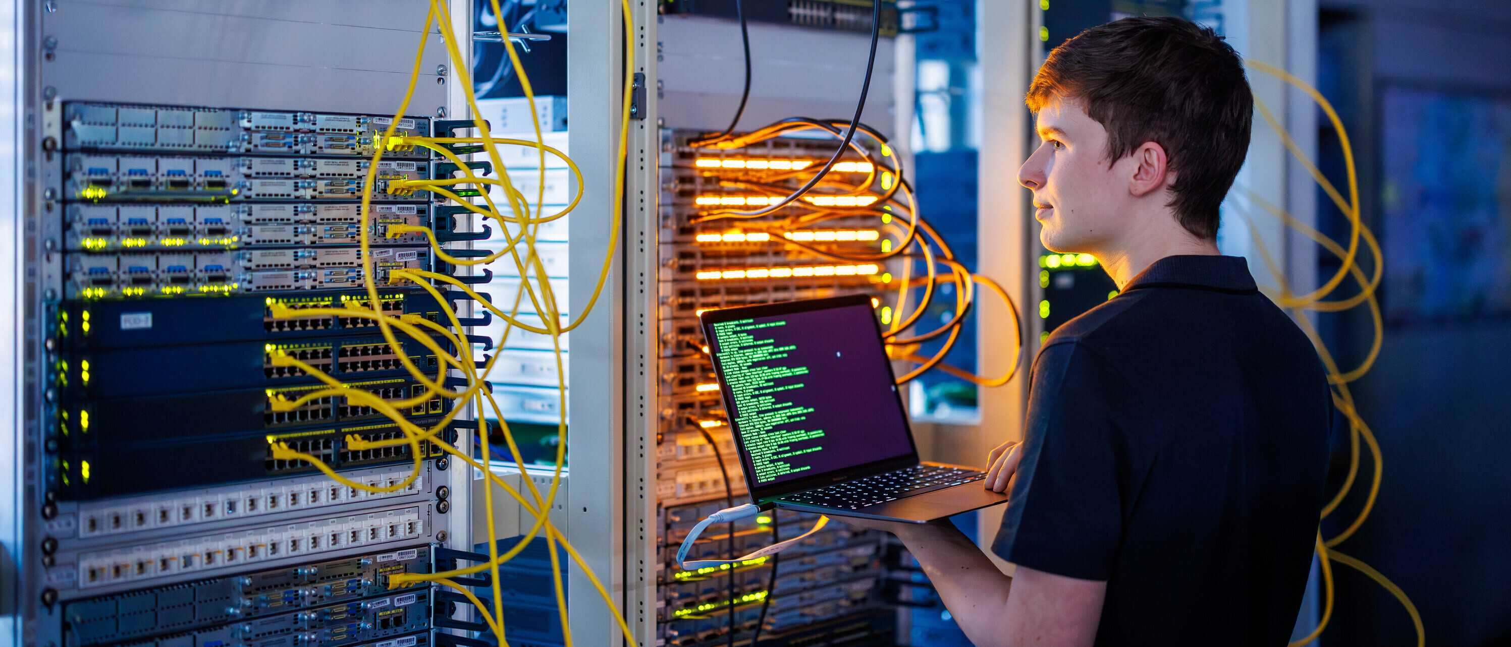 Informatikstudent im Computernetzlabor der OST.