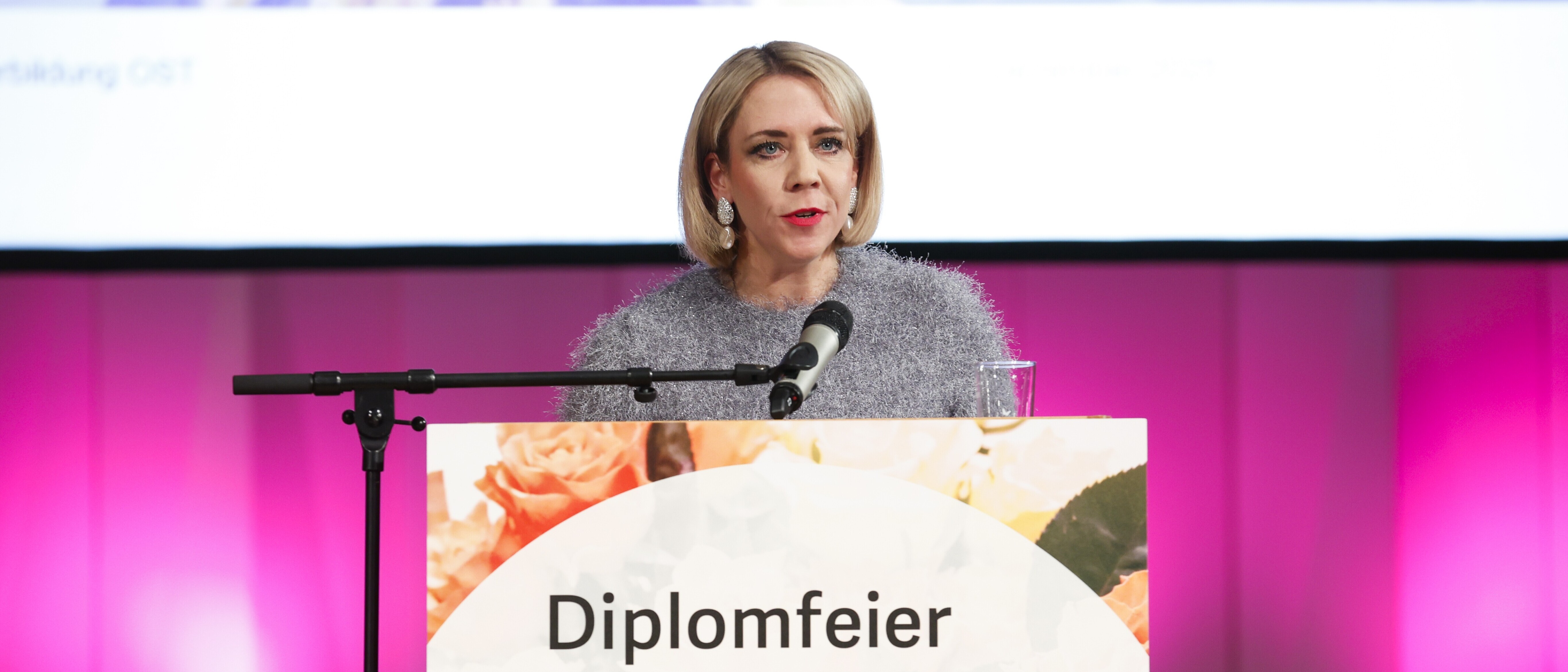 Alexandra Egger, Leiterin Weiterbildung OST, gratuliert den Absolventinnen und Absolventen.