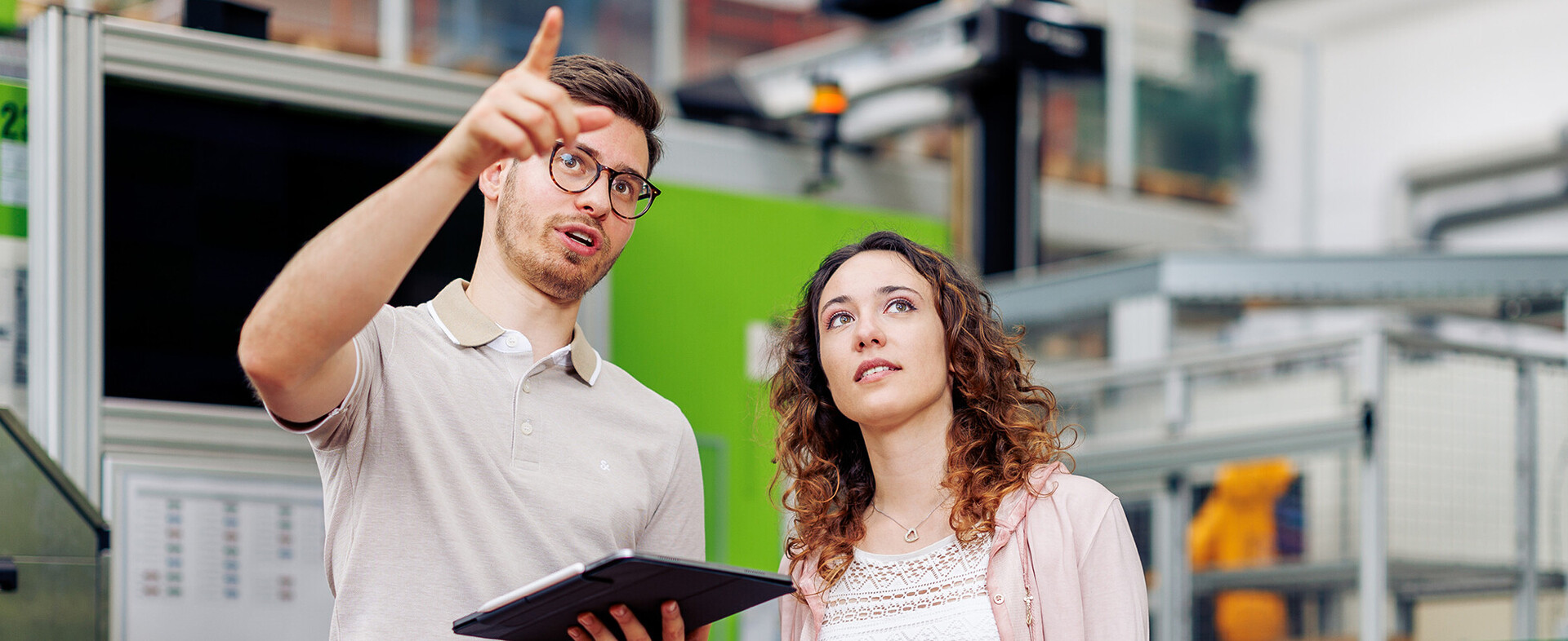 Zwei Studierende des Bachelors Wirtschaftsingenieurwesen am Diskutieren