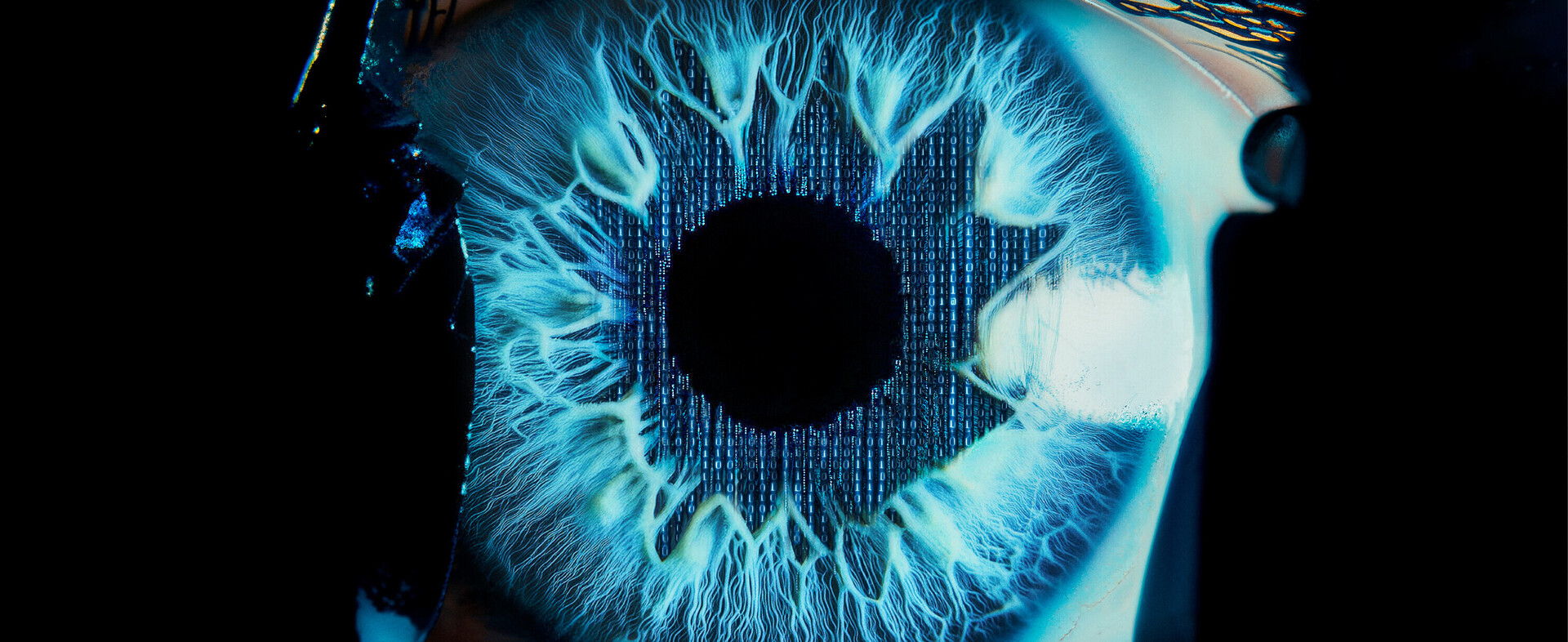 Stilisiertes blaues Auge mit Codezeilen à la Matrix-Film