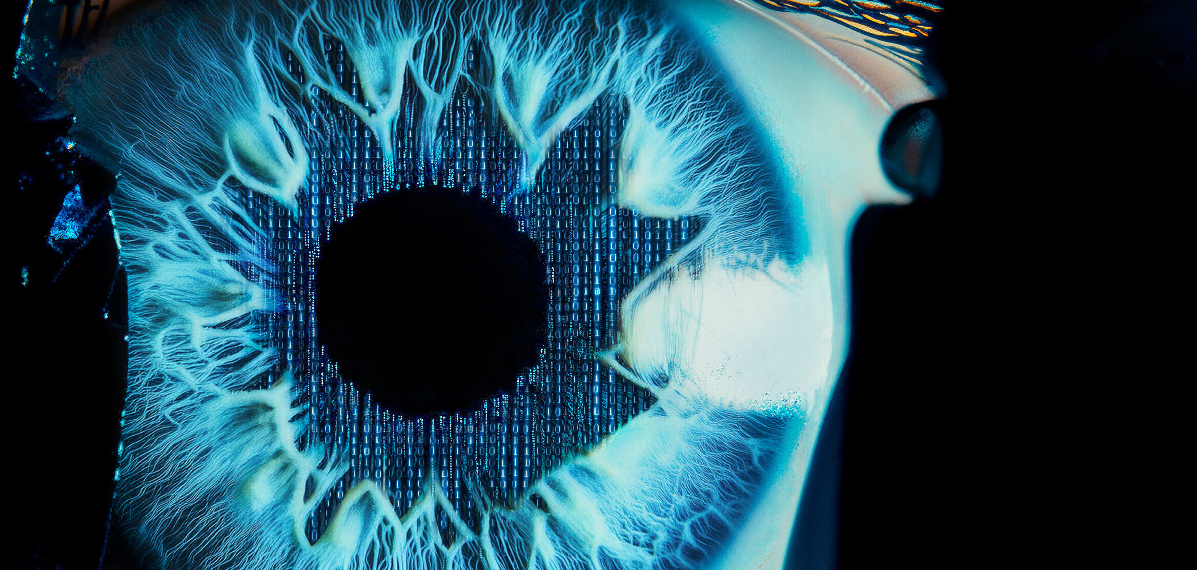 Stilisiertes blaues Auge mit Codezeilen à la Matrix-Film