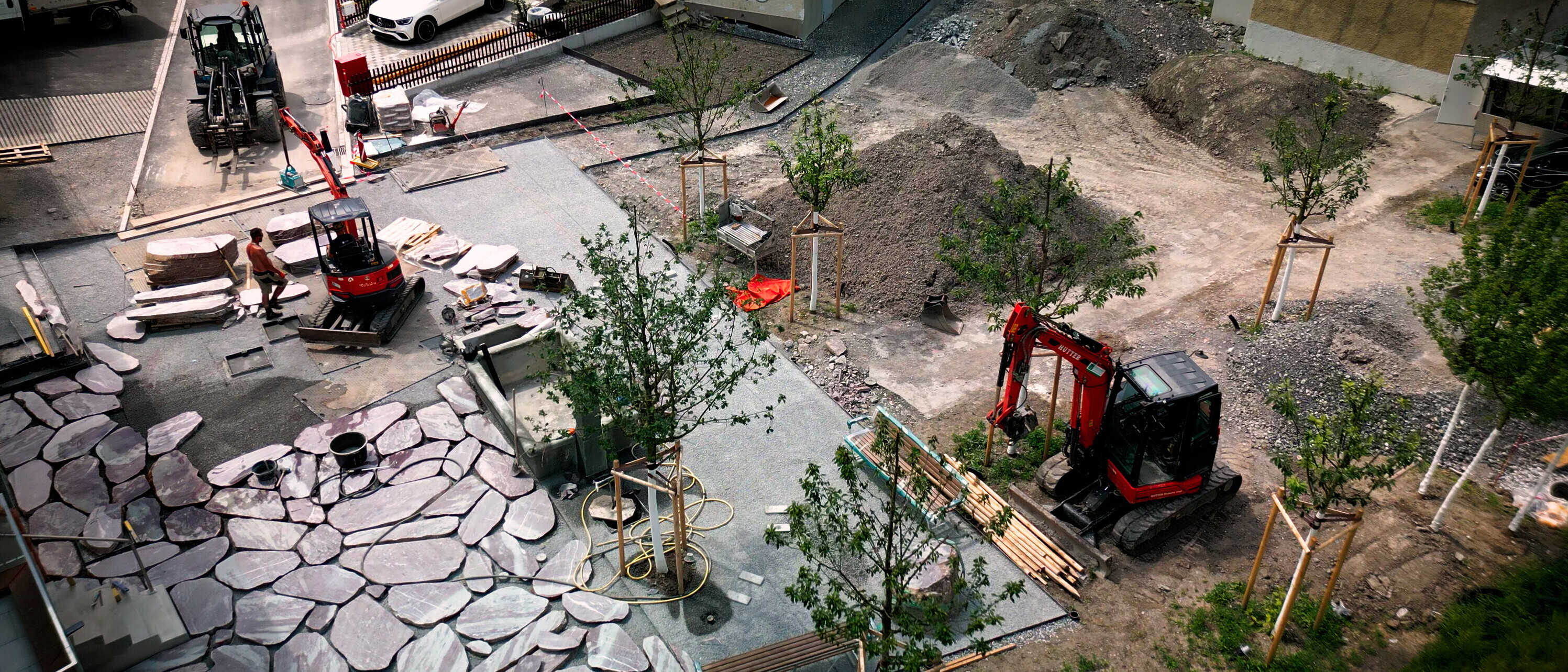 Bauarbeiten zur Neugestaltung der Freiräume im Quartier Plattenau in Schwanden.