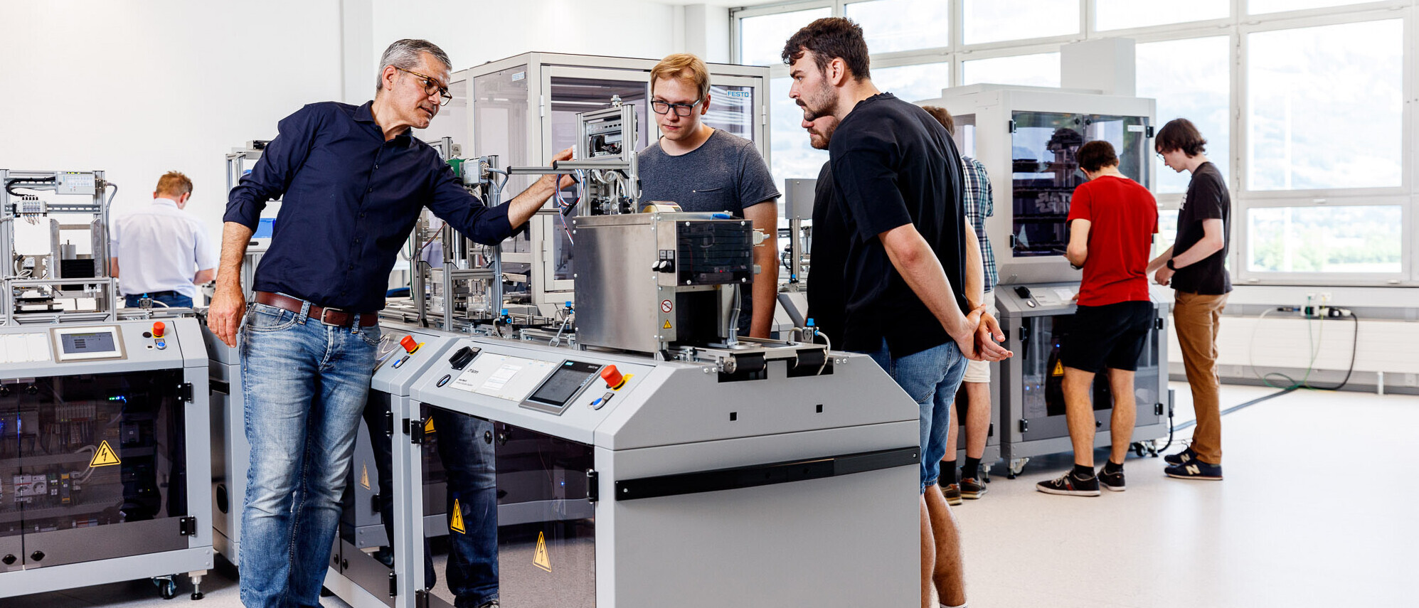 Smart Factory im Praxisunterricht an der Ostschweizer Fachhochschule in Buchs Smart Factory im Praxisunterricht an der Ostschweizer Fachhochschule in Buchs