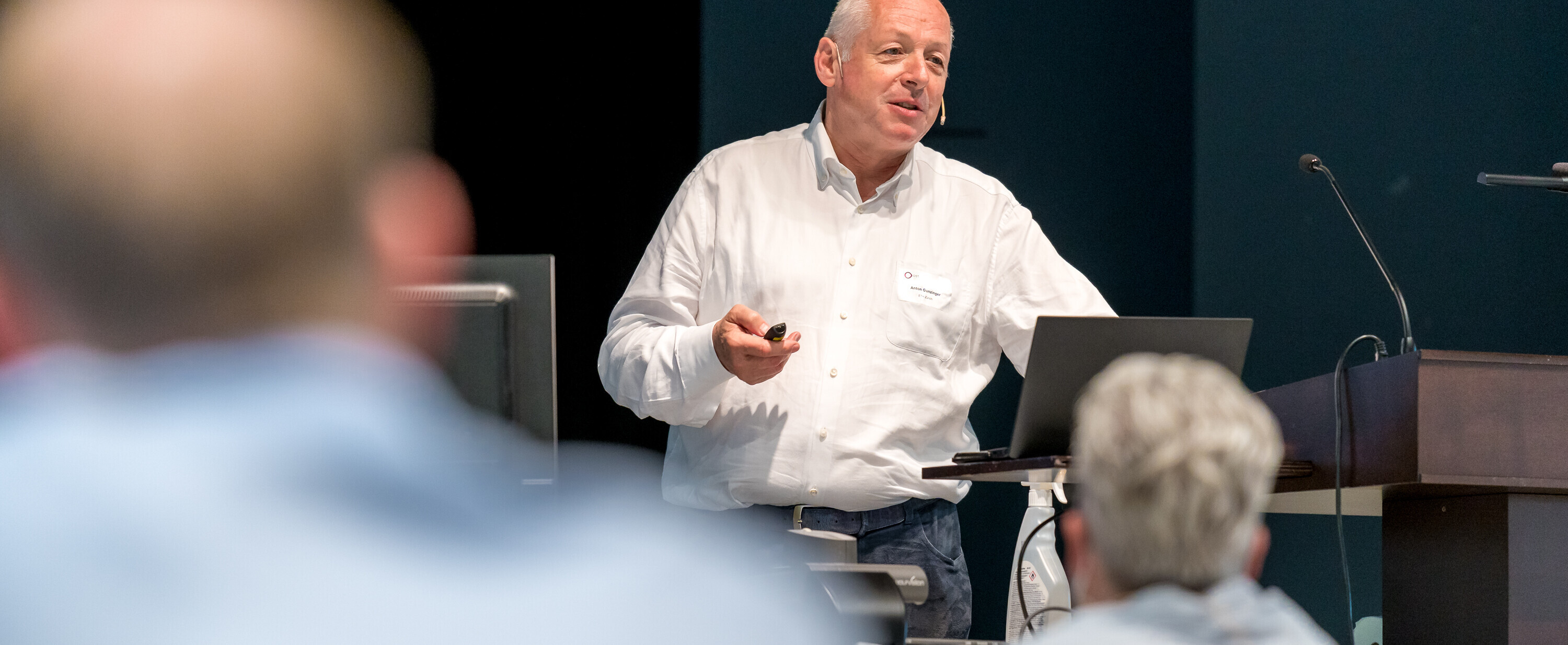 Anton Gunzinger am Rednerpult der Klimakonferenz 2020 an der OST Anton Gunzinger am Rednerpult der Klimakonferenz 2020 an der OST