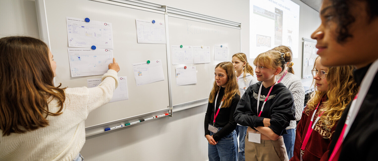 Mädchen lernen die App-Entwicklung kennen.