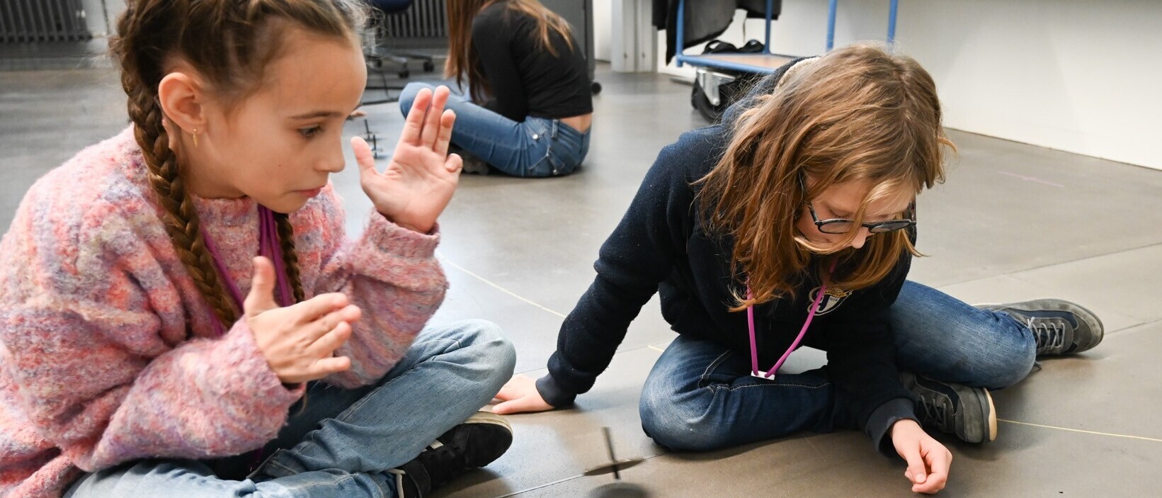 Mädchen programmierten einen «Surrli».