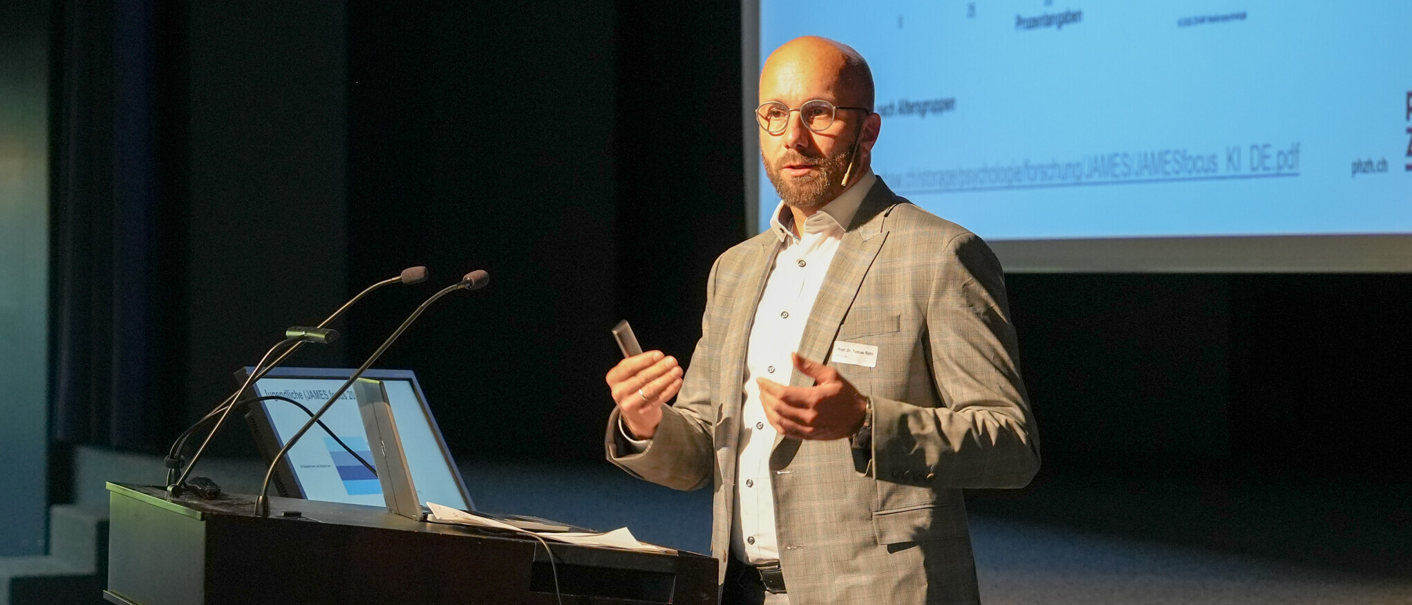 Prof. Dr. Tobias Röhl von der PH Zürich spricht über den Einsatz von KI in der Schule.