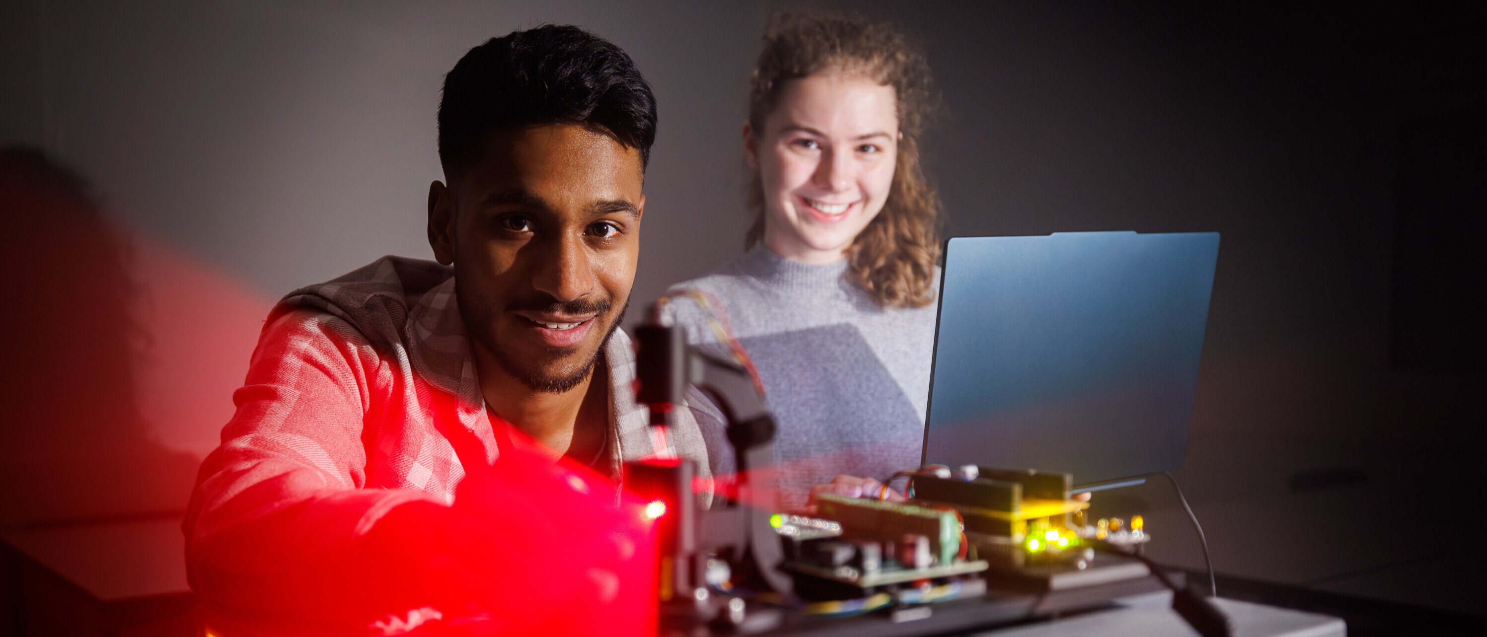 Zwei Studierende aus dem Bachelorstudiengang Electrical and Computer Engineering arbeiten an einem laserbasierten Lokalisierungssystem.