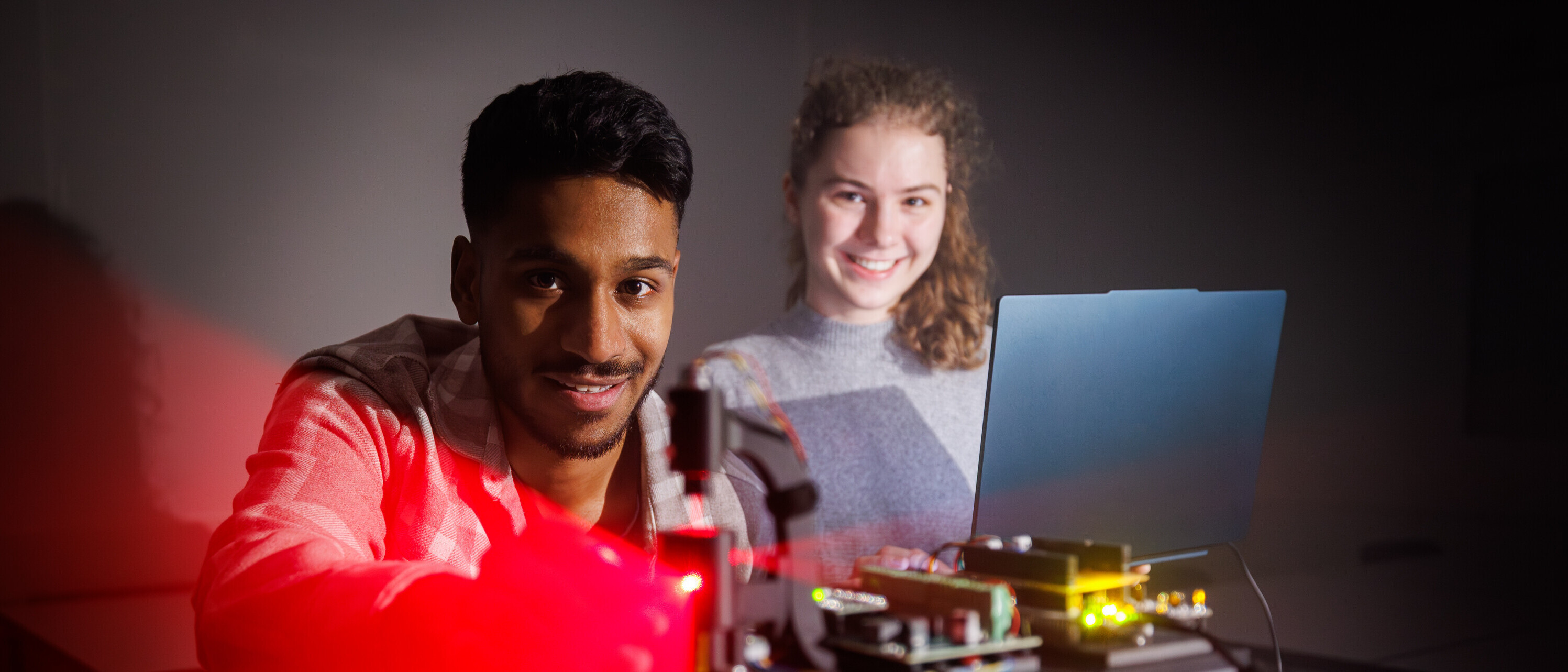 Zwei Studierende aus dem Bachelorstudiengang Electrical and Computer Engineering arbeiten an einem laserbasierten Lokalisierungssystem.