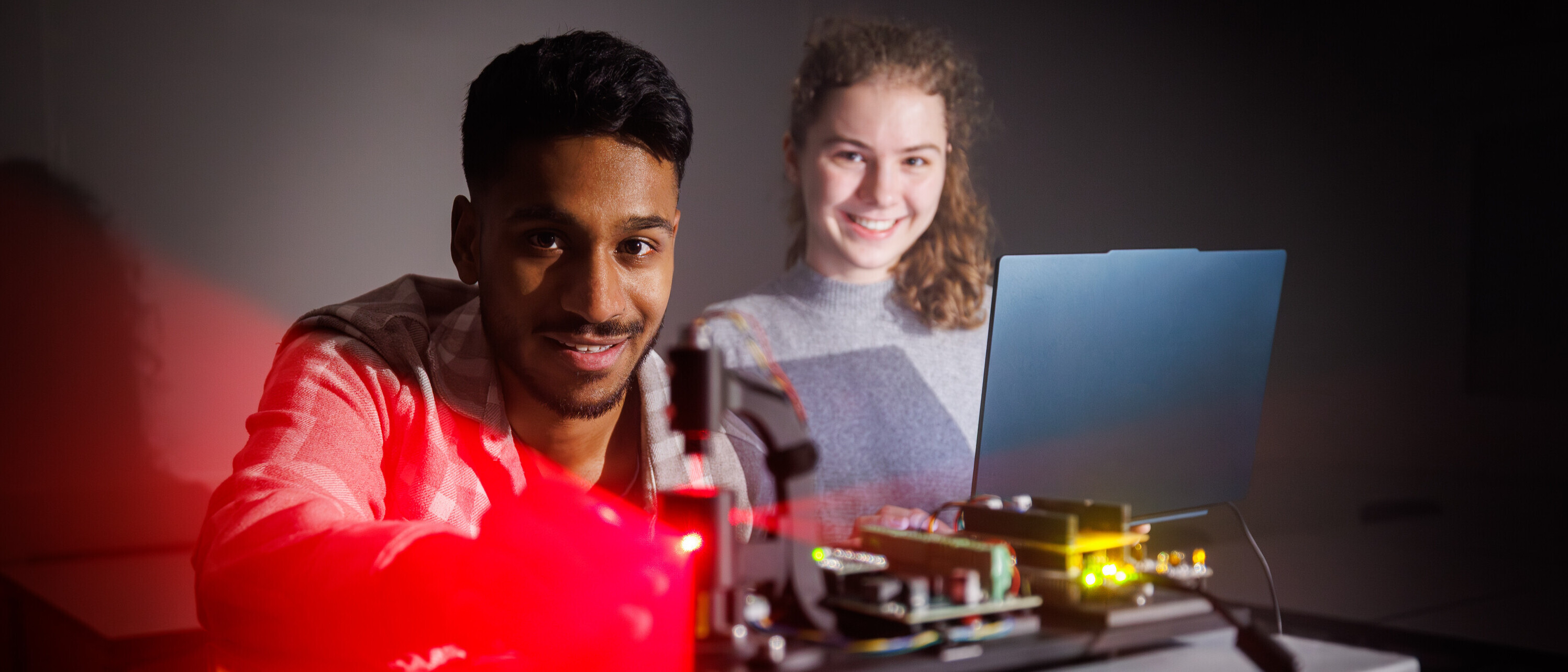 Zwei Studierende aus dem Bachelorstudiengang Electrical and Computer Engineering arbeiten an einem laserbasierten Lokalisierungssystem.