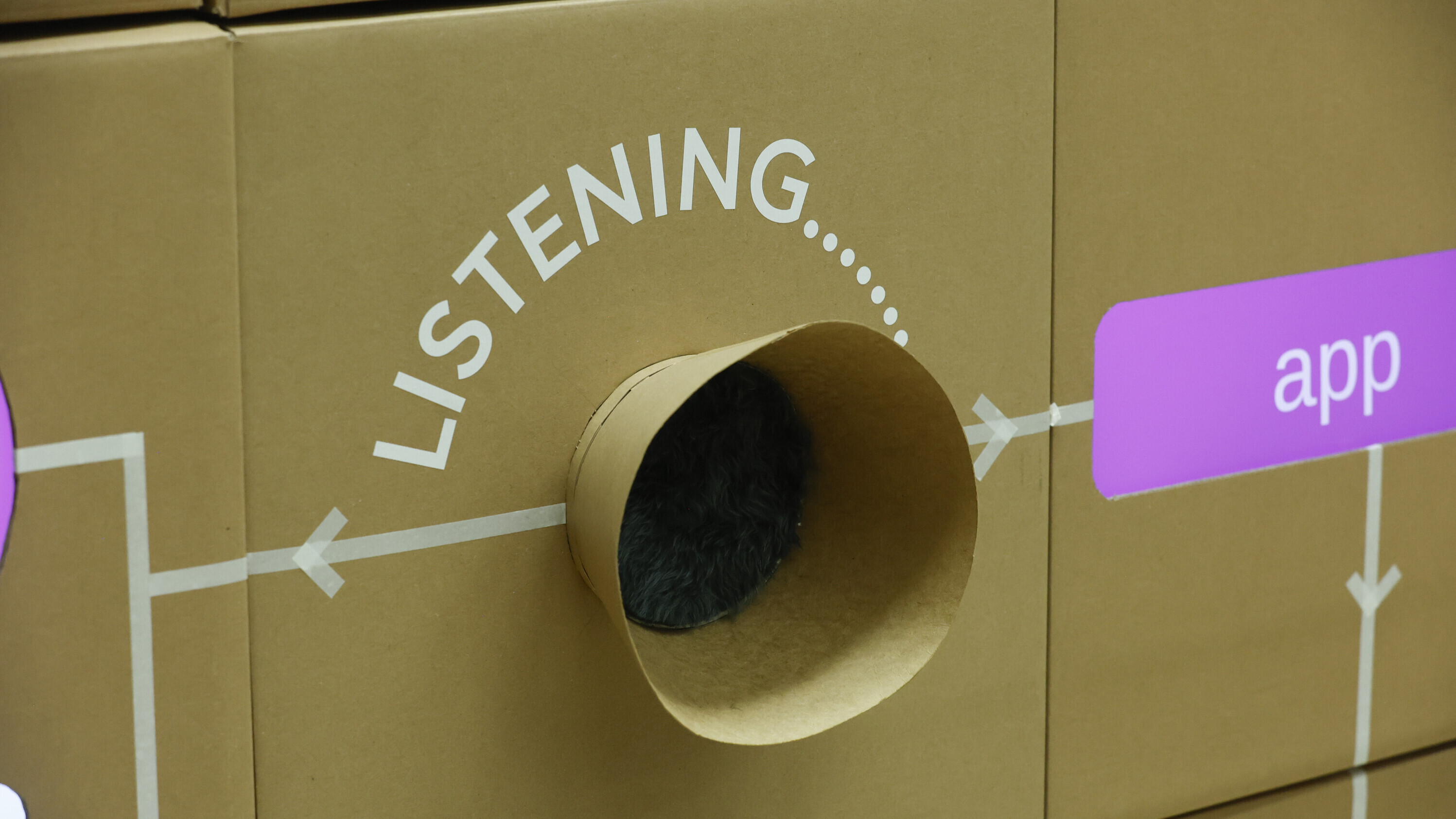 ein Hörtrichter als Symbol für das Mikrofon, welche im Zusammenhang mit Spracherkennung unauffällig Daten aufzeichnet