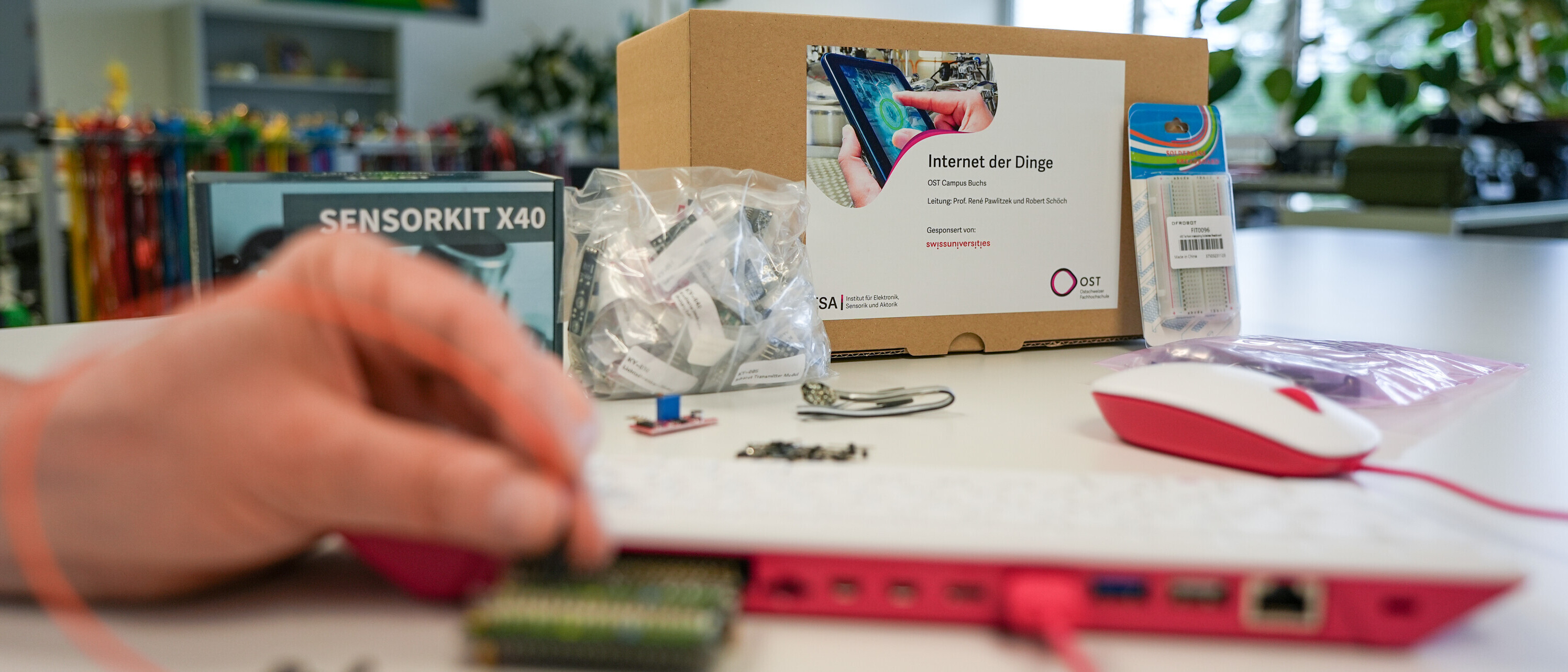 Der IoT-Experimentierkasten mit Einplatinencomputer, Sensoren, Kabel und Aktoren. 