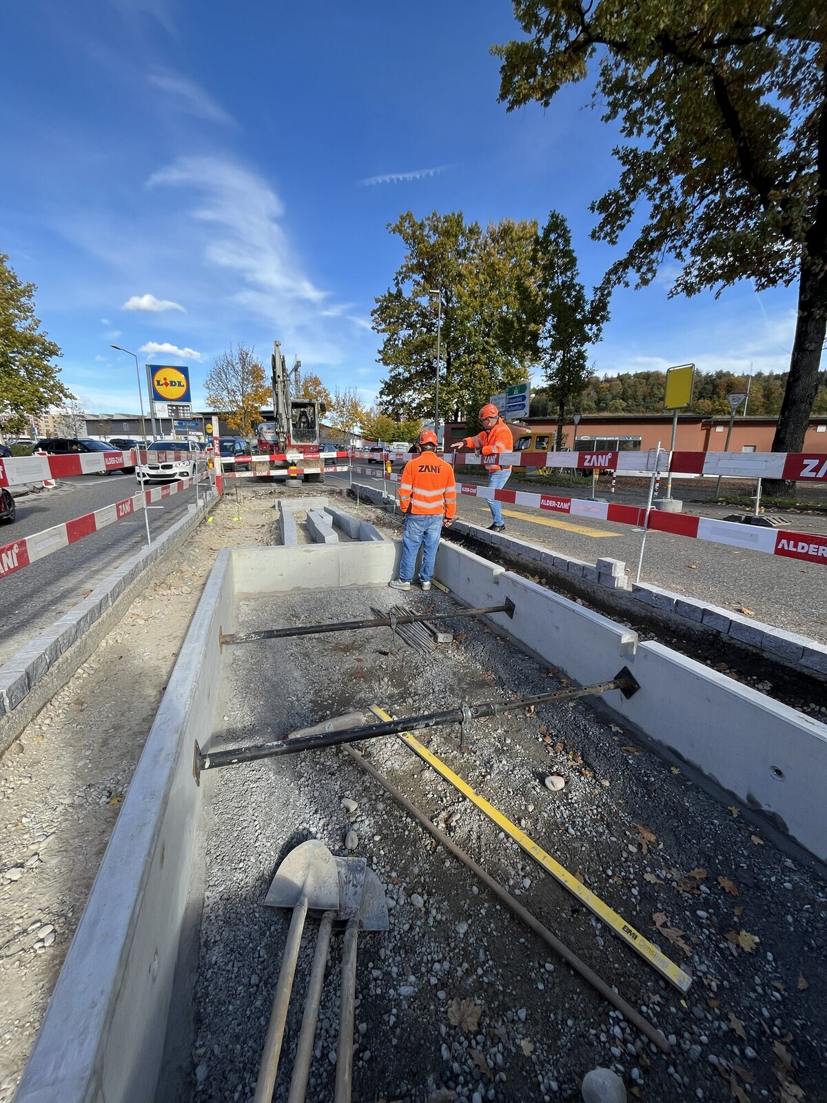 Einbau der Rahmenelemente als Verkehrsinsel für das Stauden-Tiefbeet