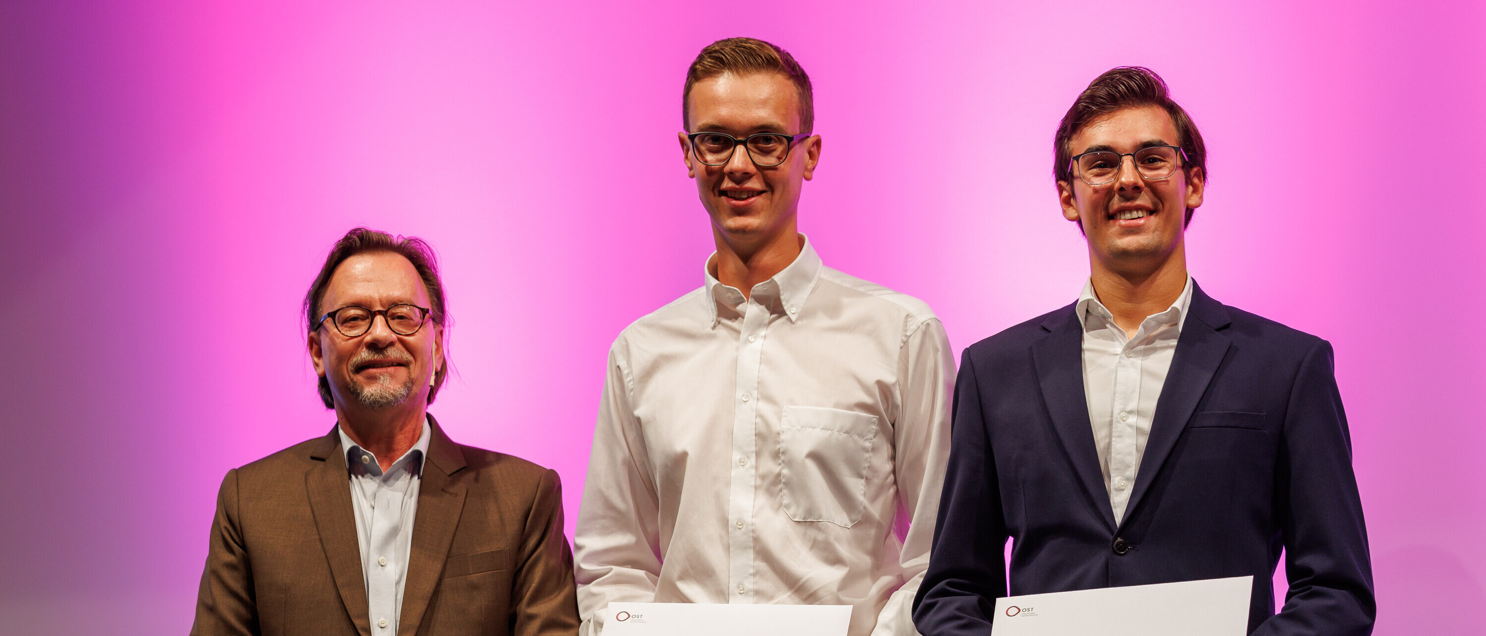 Studiengangsleiter Bauingenieurwesen Prof. Felix Wenk mit Preisträgern Elia Jörger und Raphael Lukas Müller (Foto: Damian Imhof) Studiengangsleiter Bauingenieurwesen Prof. Felix Wenk mit Preisträgern Elia Jörger und Raphael Lukas Müller (Foto: Damian Imhof)