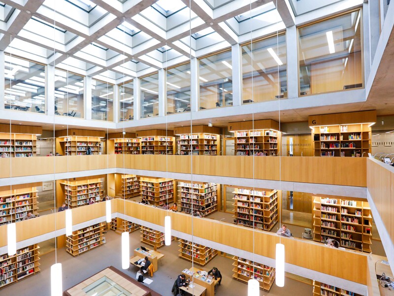 Führung durch die Bibliothek