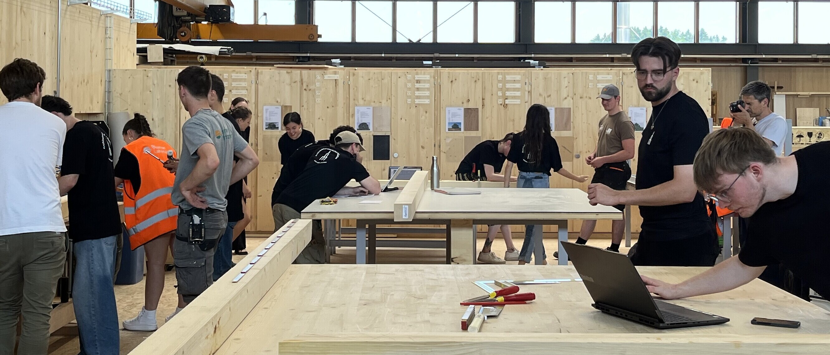 Gemeinsame Fertigung in der Werkhalle von Blumer Lehmann: Architekturstudierende und Auszubildende des Holzbau-Betriebes arbeiten Hand in Hand an den Mock-ups.