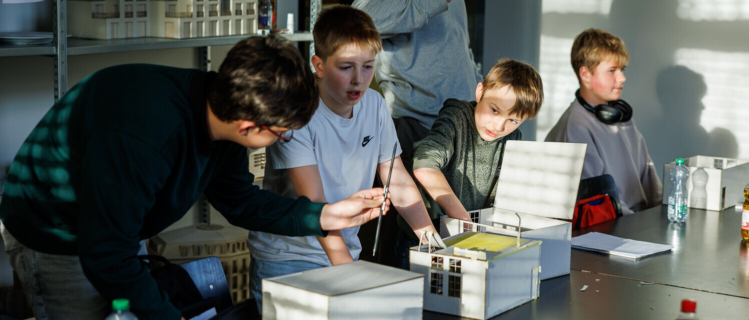 Kinder entwerfen ihr eigenes Traumhaus.