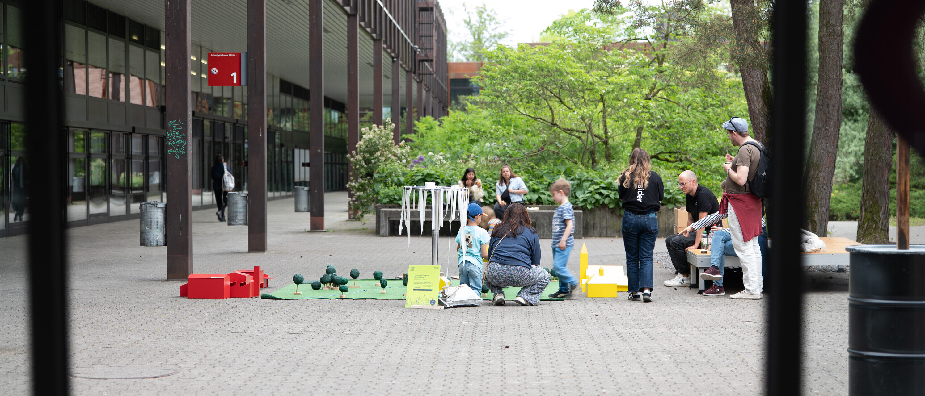 Mithilfe eines Modells konnten Besucherinnen und Besucher austesten, wie das Konzept der Schwammstadt hilft, das Stadtklima zu kühlen, die Kanalisation bei Starkregen zu entlasten und Biodiversität zu fördern.