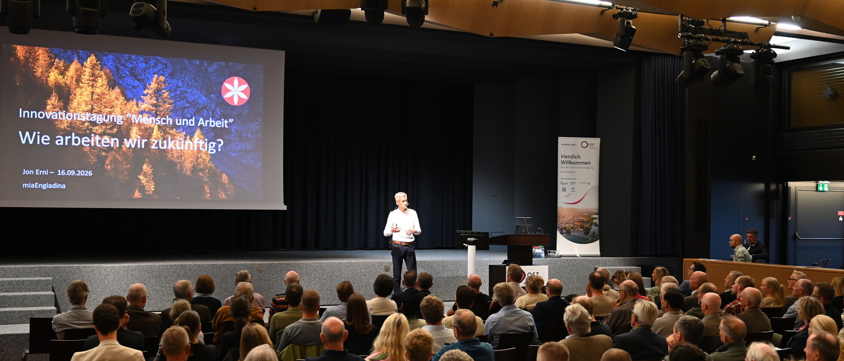 Jon Erni spricht auf der Bühne vor dem Publikum der 59. Innovationstagung.