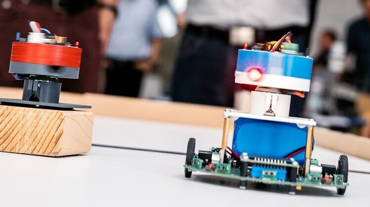 Die Industrie und neue AI-Technologien erfordern umfassende Kenntnisse im Bereich Embedded Hard- und Software. Elektrotechnik-Studierende setzen diese in Praxisprojekten beispielsweise beim Bau von Robotern um.