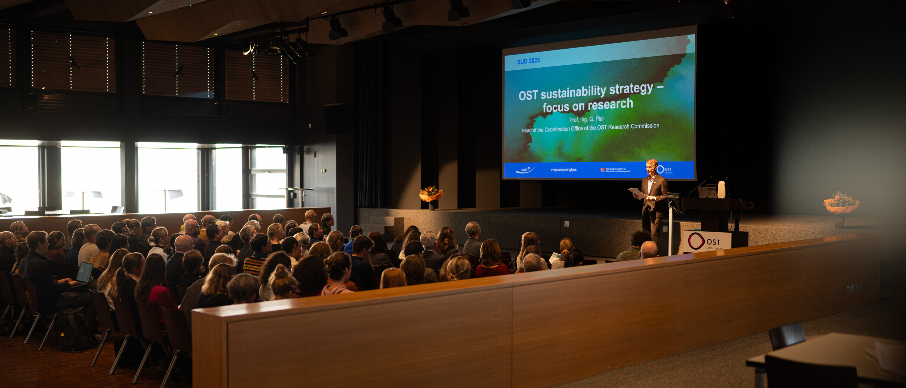 André Podleisek, Nachhaltigkeitsbeauftragter der OST, begrüsst die Teilnehmenden.