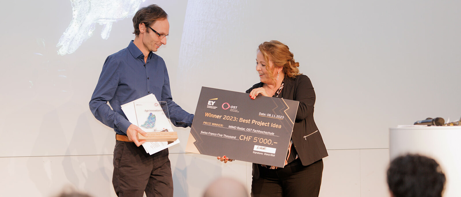 Age Innovation Preis 2023: Michael Gottinger, ESA Institut für Elektronik, Sensorik und Aktorik der OST – Ostschweizer Fachhochschule, erhält den Preis für die beste Projektidee (MIMO Radar) von Diana Rödl, Director Emerging Technology EY Schweiz.