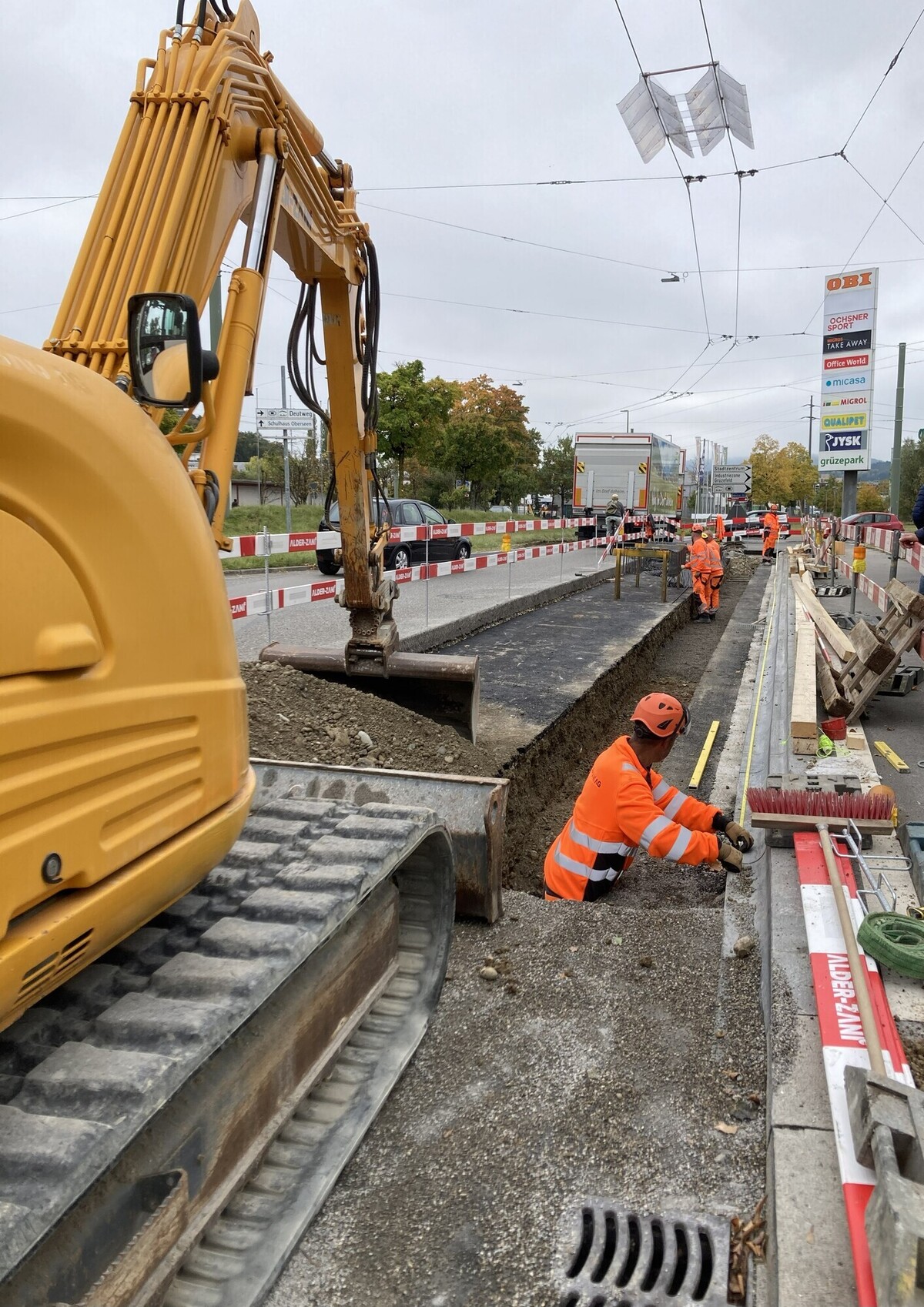 Einbau der Adsorberrinne D-Rainclean von Funke in einer Bushaltestelle zur reinigung von Straßenabwasser.