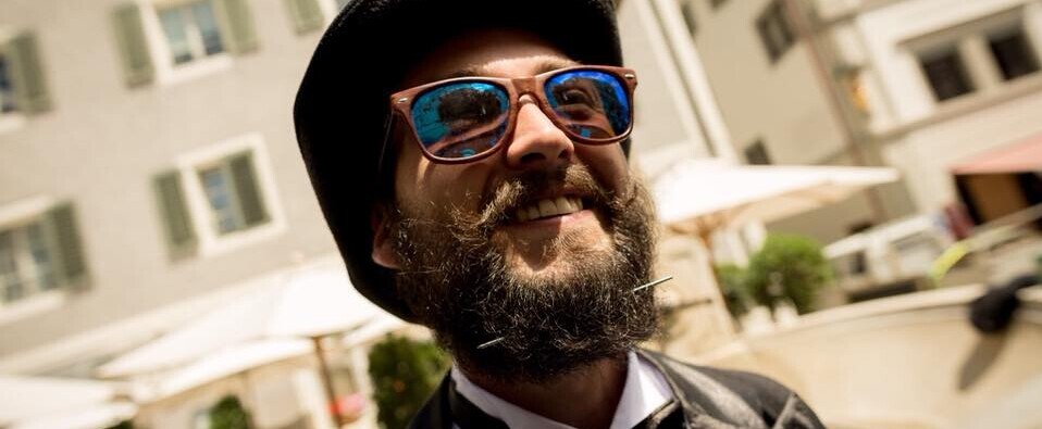 Wenn der Bleistift steckenbleibt, ist die Prüfung bestanden: Die Bartprüfung der M|I Frackwoche Wenn der Bleistift steckenbleibt, ist die Prüfung bestanden: Die Bartprüfung der M|I Frackwoche