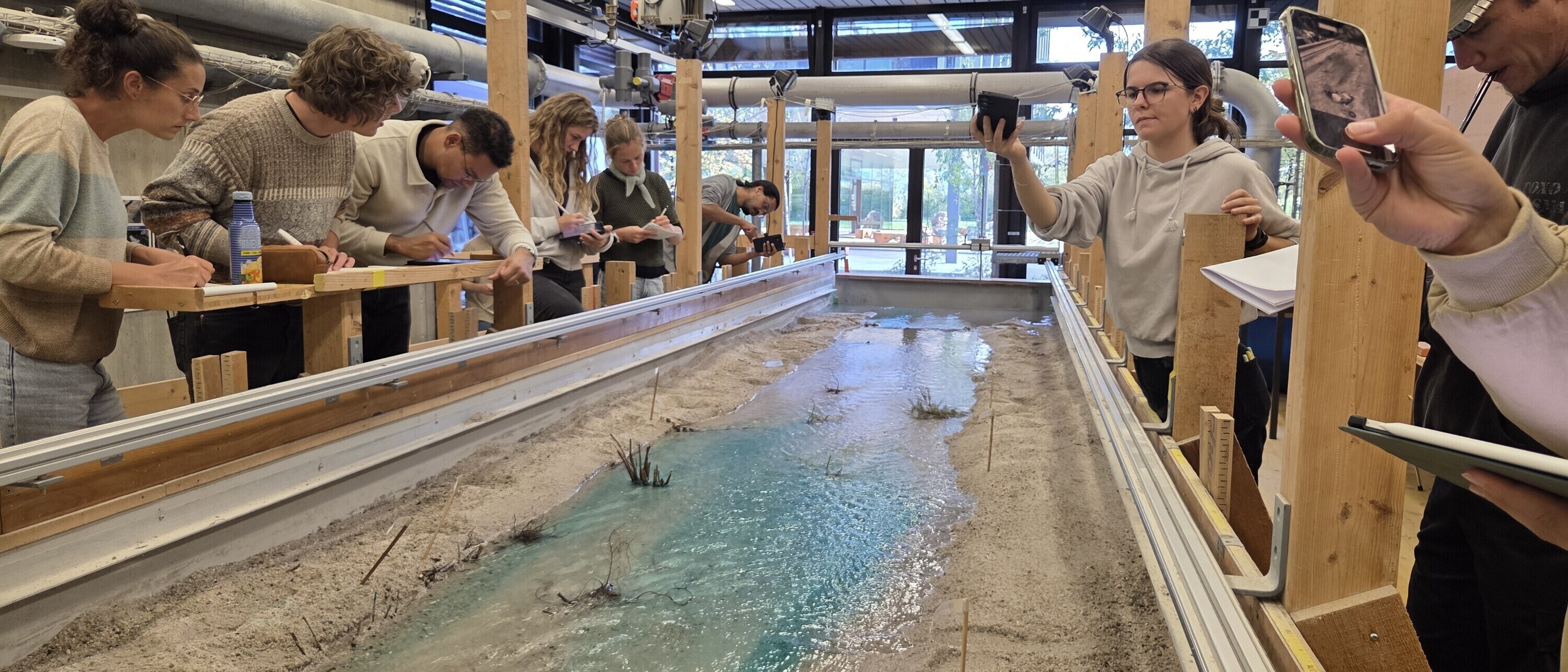 Tracerfarbe macht die Strömung im Bereich wasserbaulicher Massnahmen sichtbar.