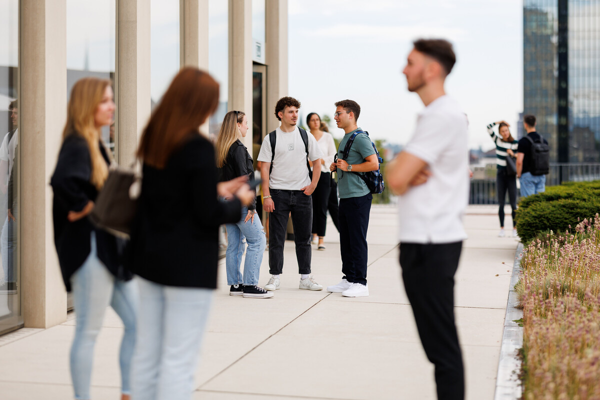 Studierende stehen auf der Terrasse am Campus St. Gallen