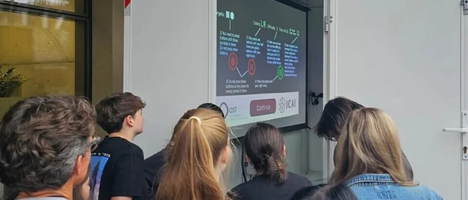 Menschengruppe vor dem Eingang einem Anhänger, der exekutive Funktionen (EFC) mittels künstlicher Intelligenz trainieren kann.