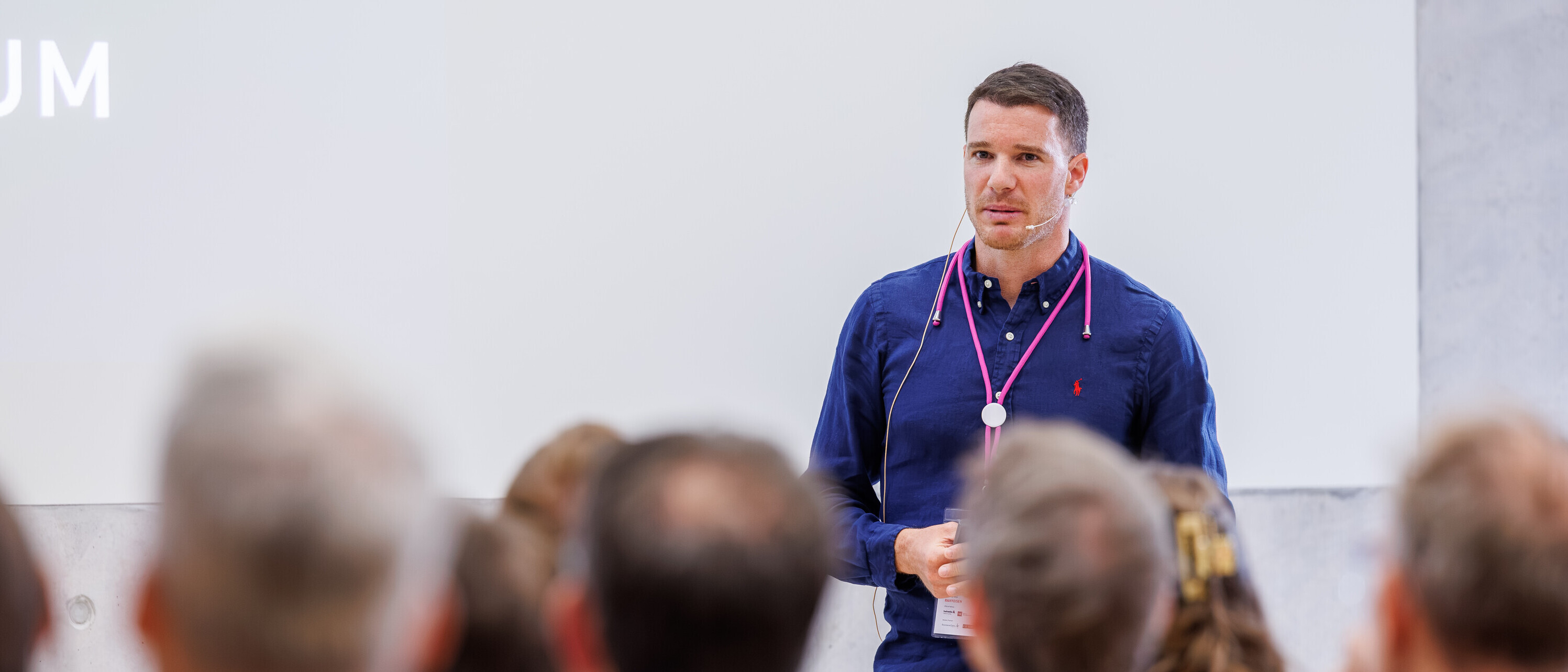 Dario Cologna hält ein Referat vor dem Publikum am Inspiration-Day OST.