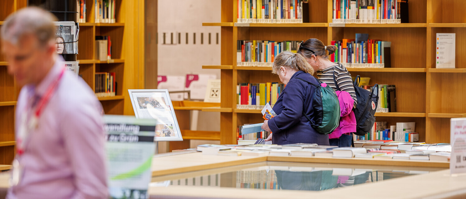 Zwei Besucherinnen stöbern in der Bibliothek der OST am Campus St.Gallen.