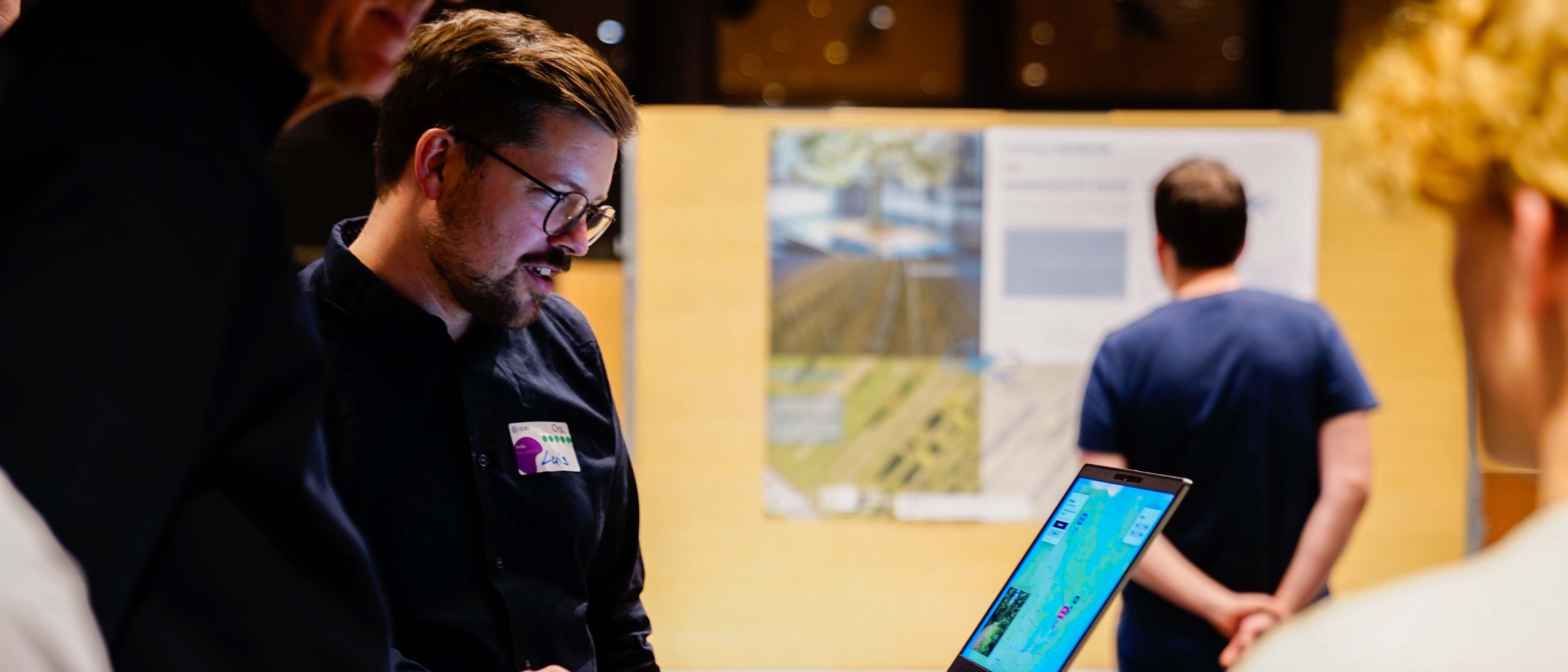 Die Besucherinnen und Besucher können an den thematischen Ständen mehr über die Projekte erfahren