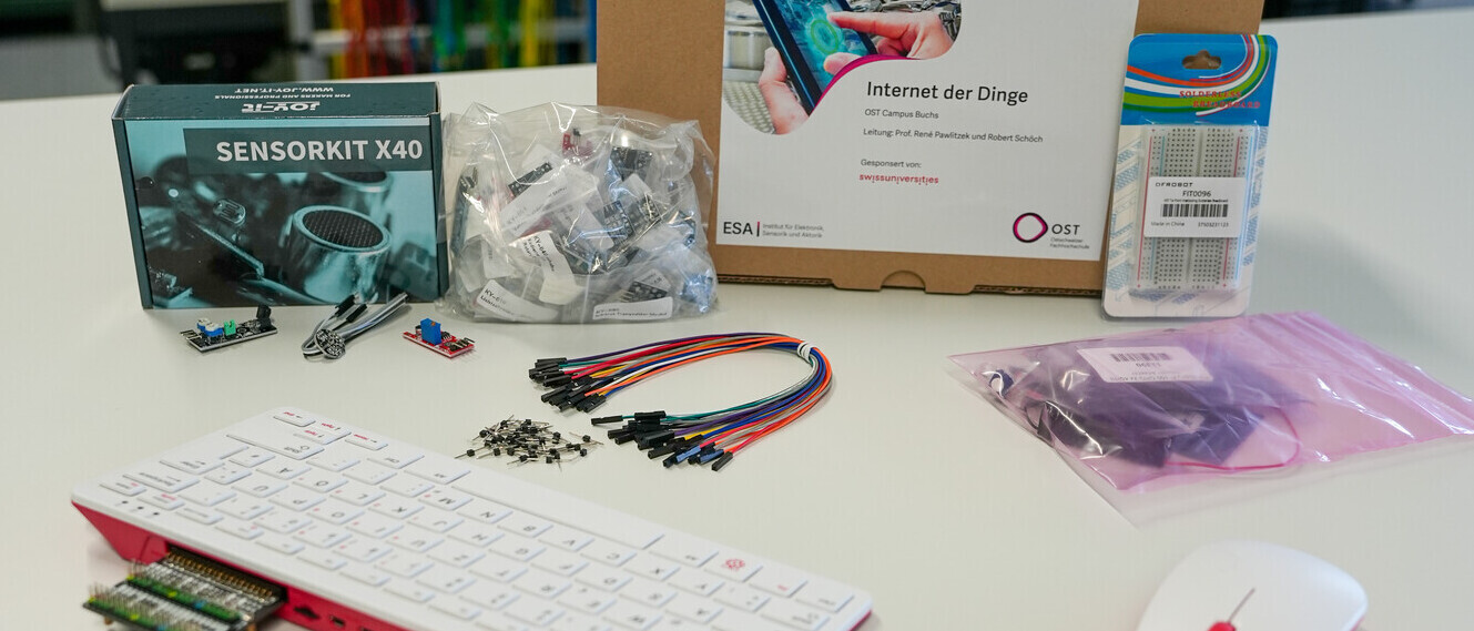 Der Experimentierkasten ist voll ausgestattet mit einem Computer, einem Sensorkit, Kabel und Aktoren. 