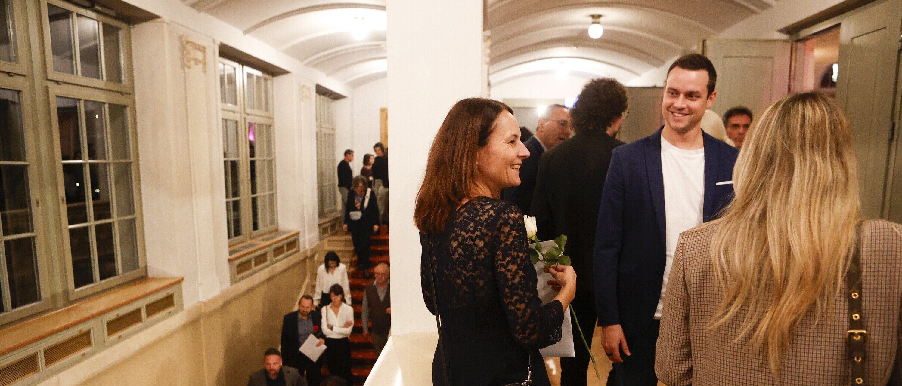 Die Absolventinnen und Absolventen feiern nach der Diplomfeier ihren Erfolg.