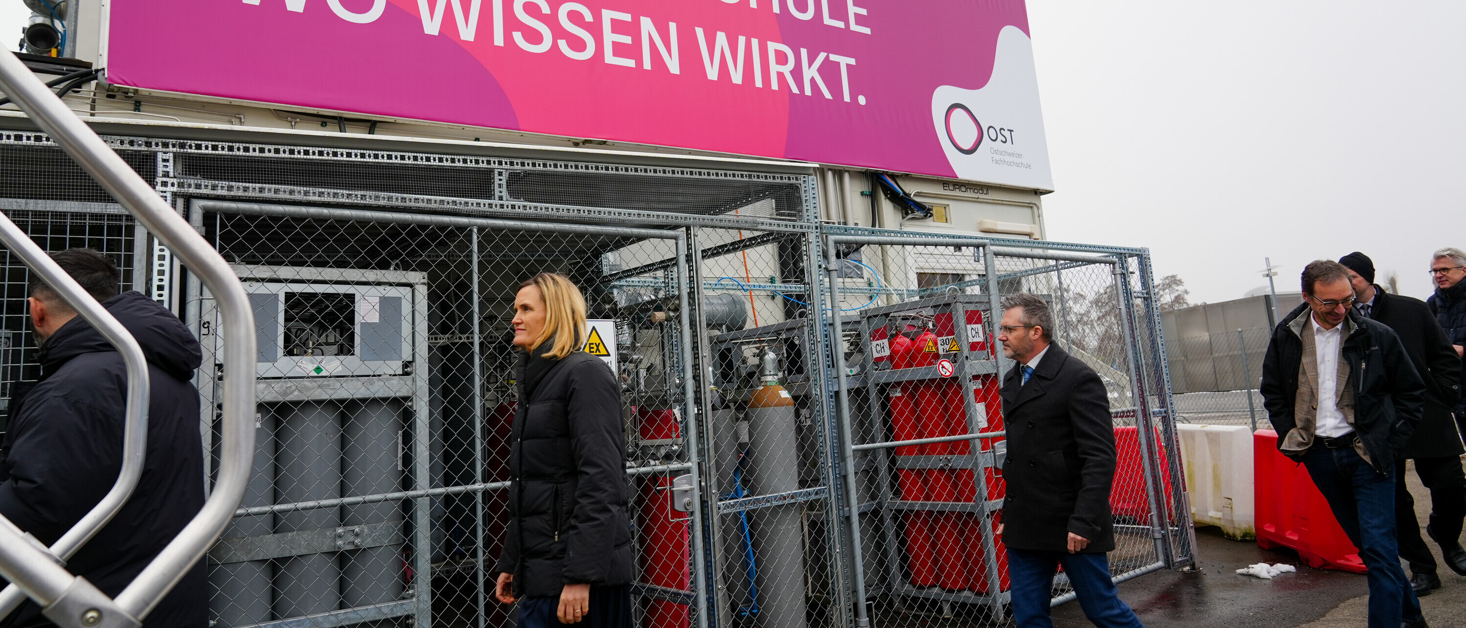 Eine australische Delegation besucht die Power-to-X-Anlage der OST.