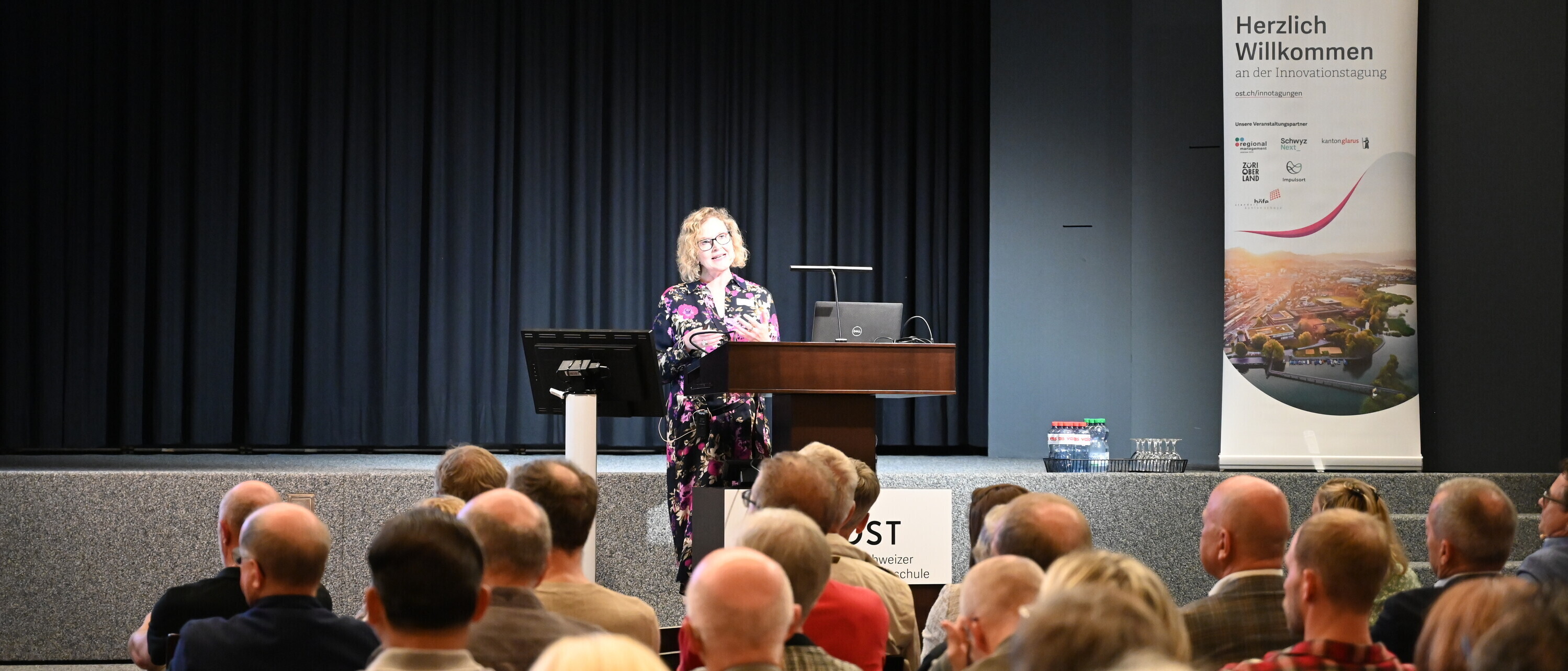 Dr. Nicola Fielder spricht am Rednerpult vor dem Publikum der 59. Innovationstagung.
