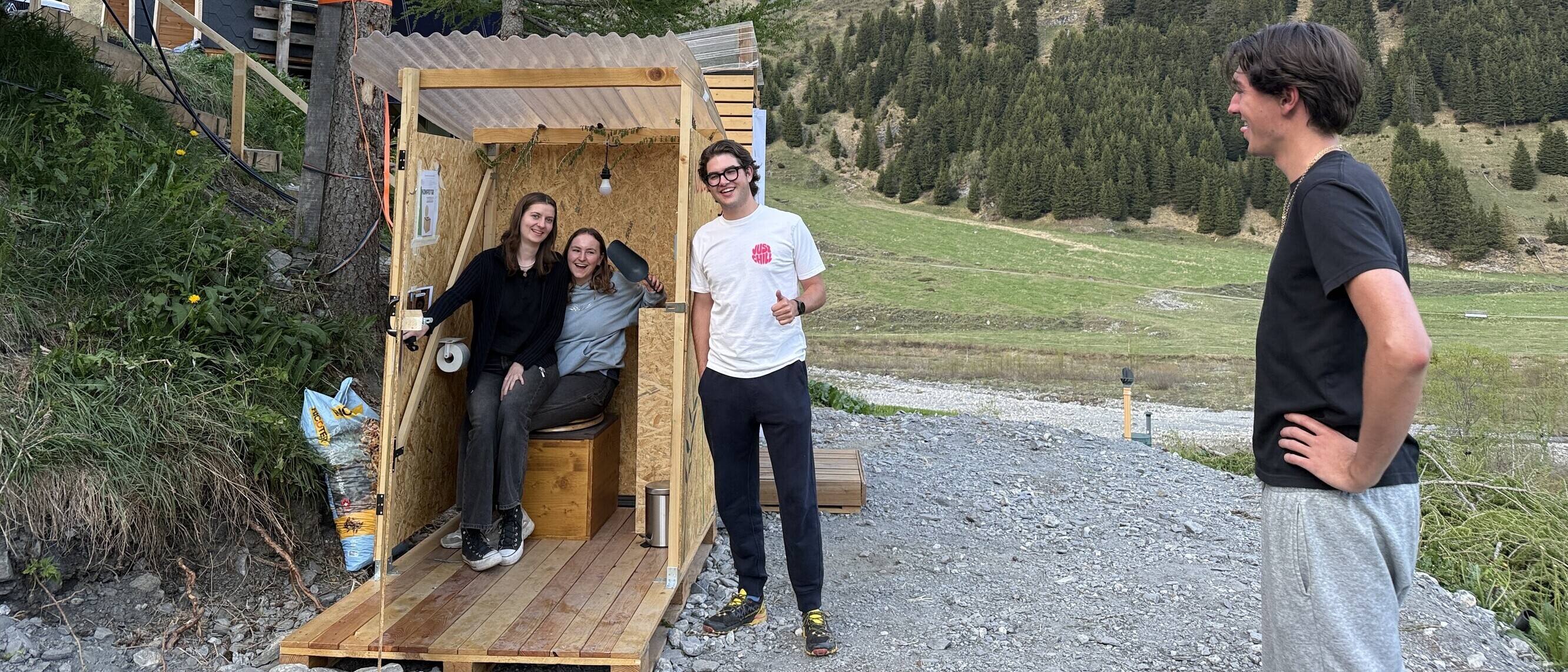 Im hintersten Winkel des Safientals finden Gäste jetzt eine Kompost-Toilette, die OST-Studierende gebaut haben: Das KompOSToi.