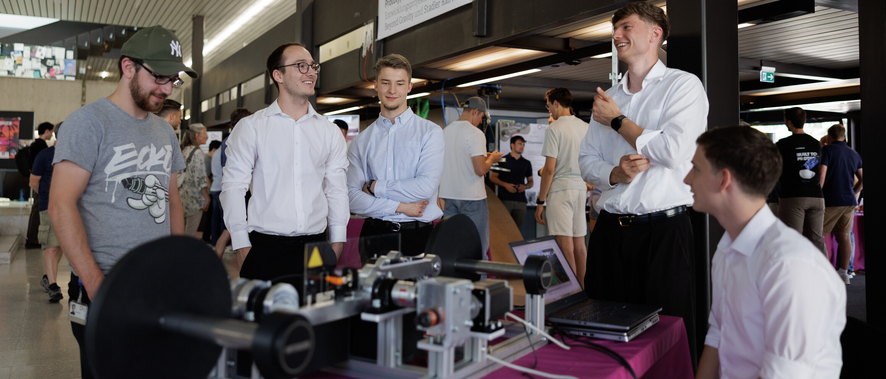 Die Studierenden präsentierten am OST-Campus in Rapperswil-Jona ihre Prototypen für aktuelle Herausforderungen aus der Raumfahrt- und Bahnindustrie.