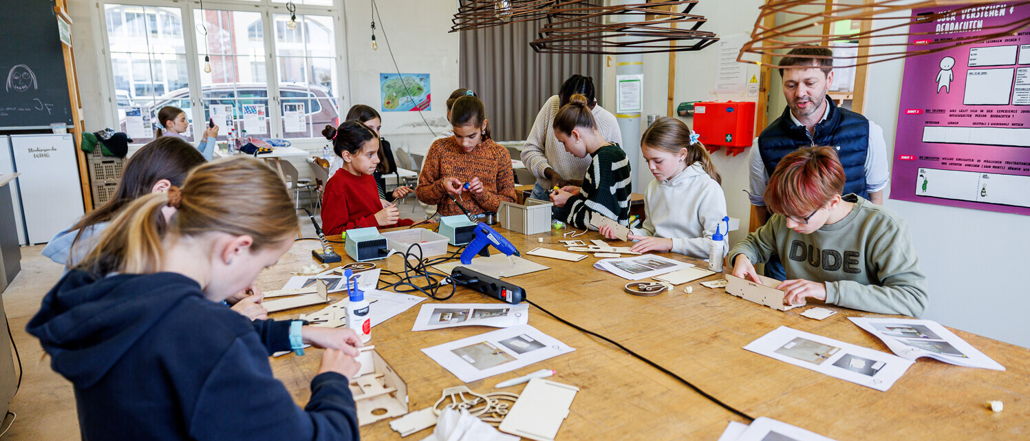 Mädchen erhalten einen Einblick in die Welt der digitalen Produktion und Elektronik.