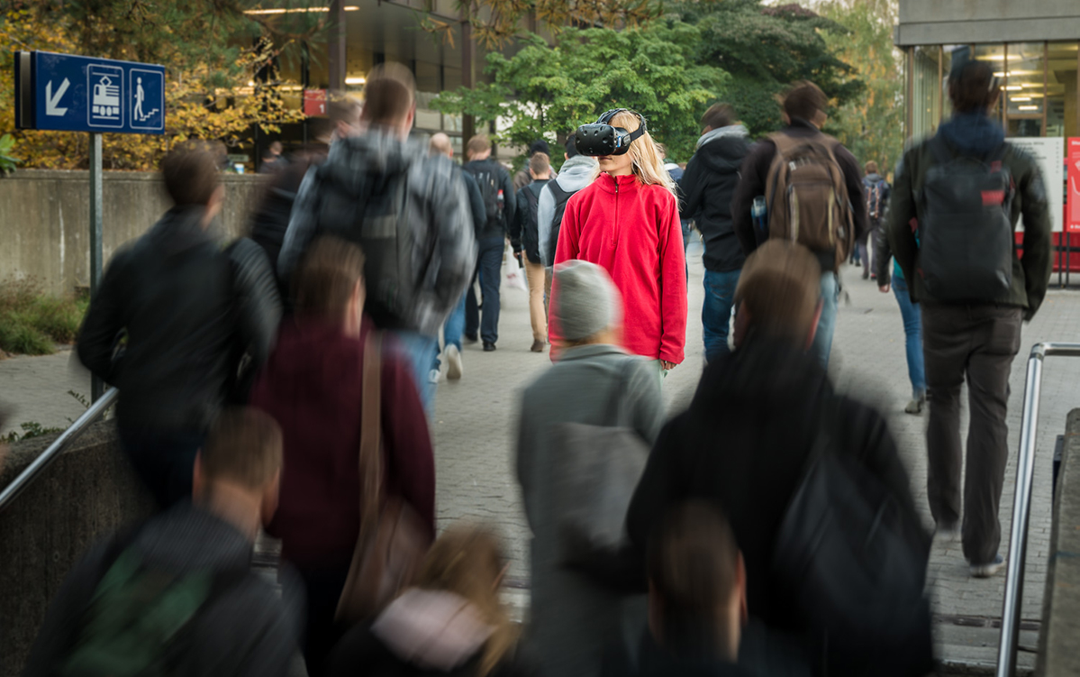 Absolventin des Bachelorstudiums Stadt-, Verkehr- und Raumplanung mit VR-Brille