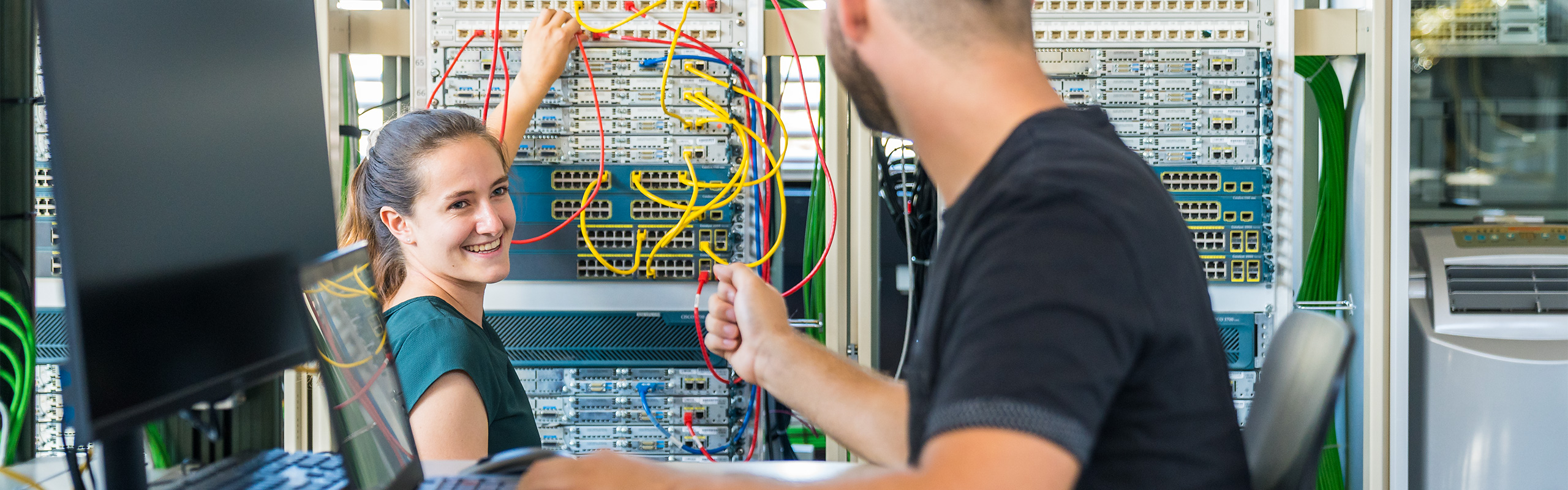 eine Studentin und ein Student des Bachelor Informatik vor einem Server