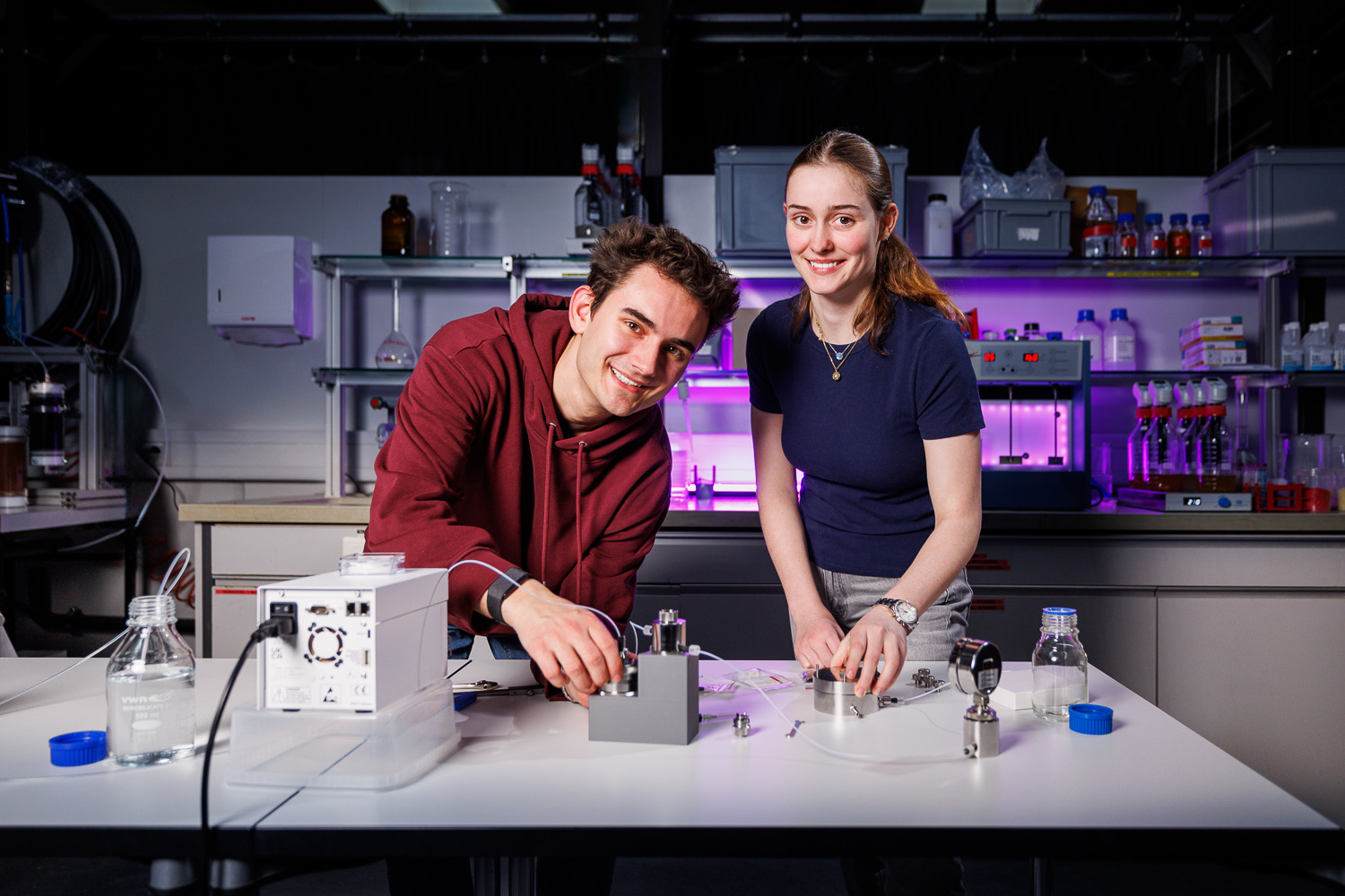Zwei Studierende im Bachelorstudiengang Erneuerbare Energien und Umwelttechnik in der Vertiefung Umweltingenieurwesen arbeiten an einem Bioengineering-Reaktor.