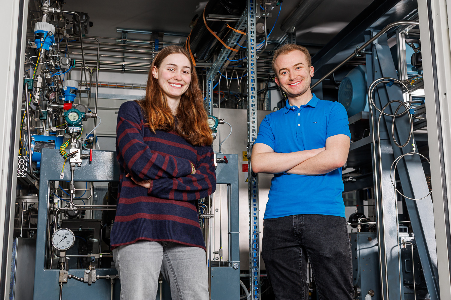 Zwei Studierende im Bachelorstudiengang Erneuerbare Energien und Umwelttechnik an der OST in der Wasserstofftankstelle der OST.
