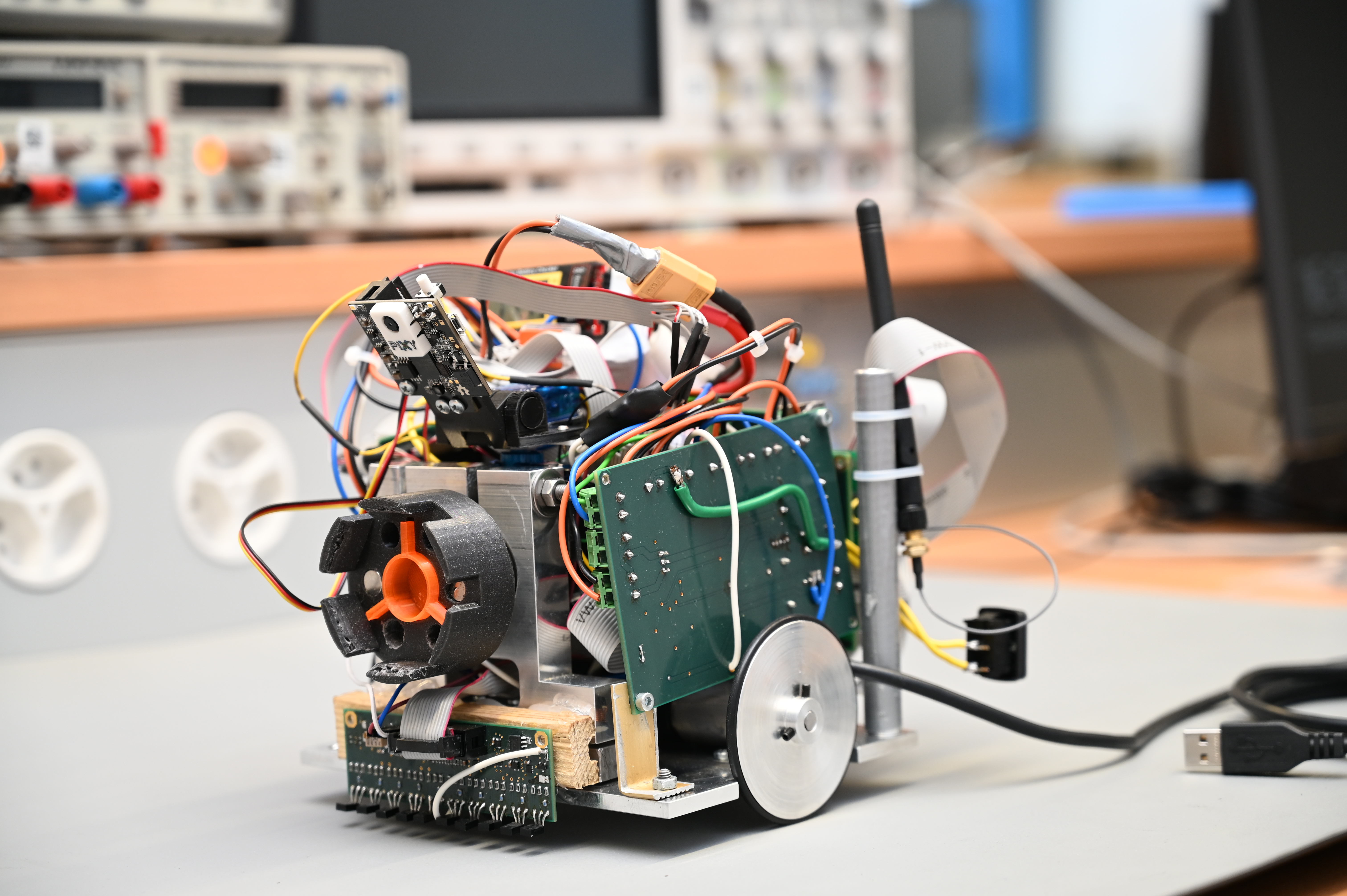 Roboter aus Systemechnik-Projekt vor einem Messgerät