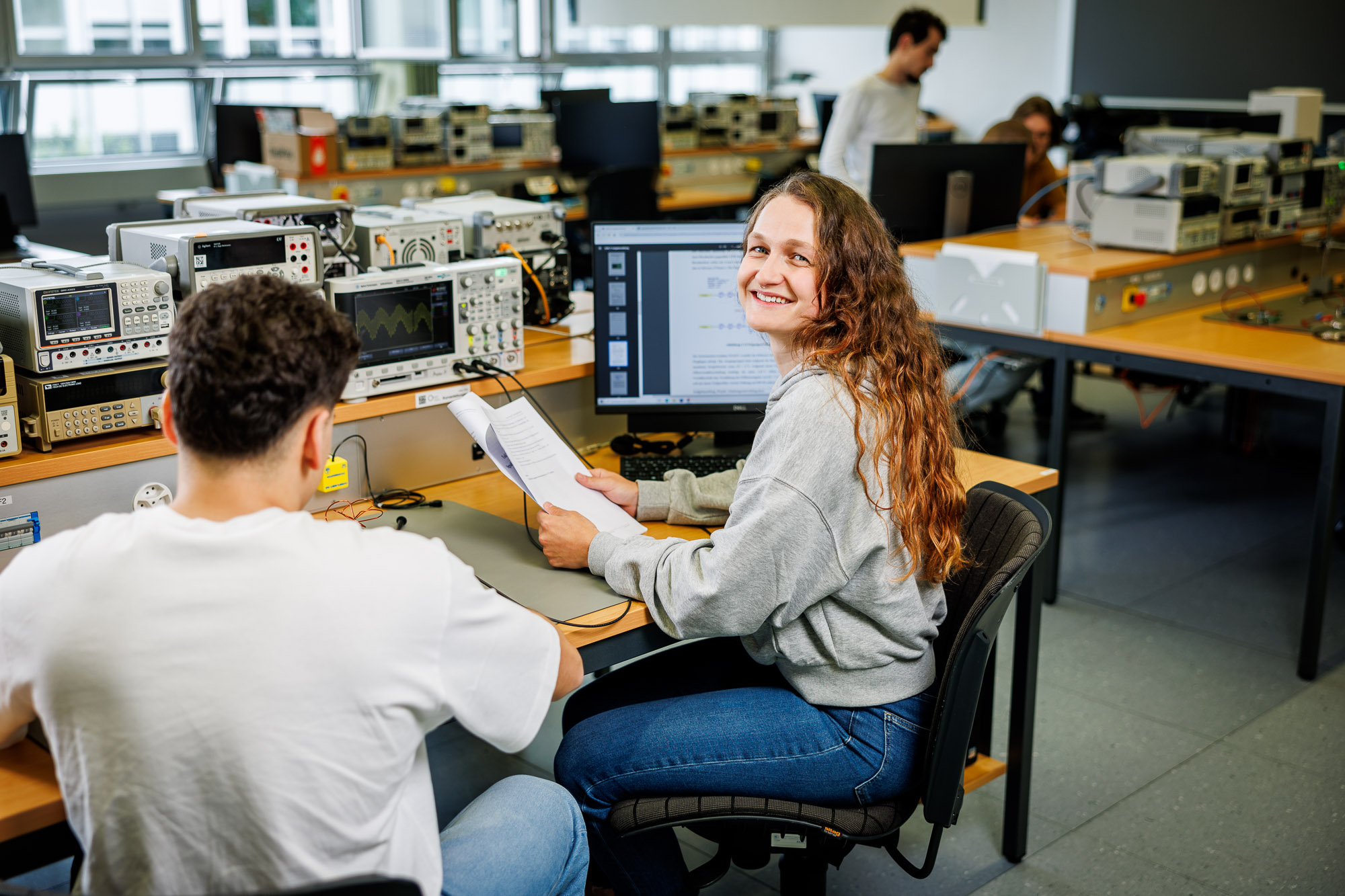 Zwei Studierende in der Vertiefungsrichtung Electronic Engineering and Embedded Systems im Bachelorstudiengang Mechatronik machen ein Praktikum im Elektroniklabor am Campus Buchs der OST.